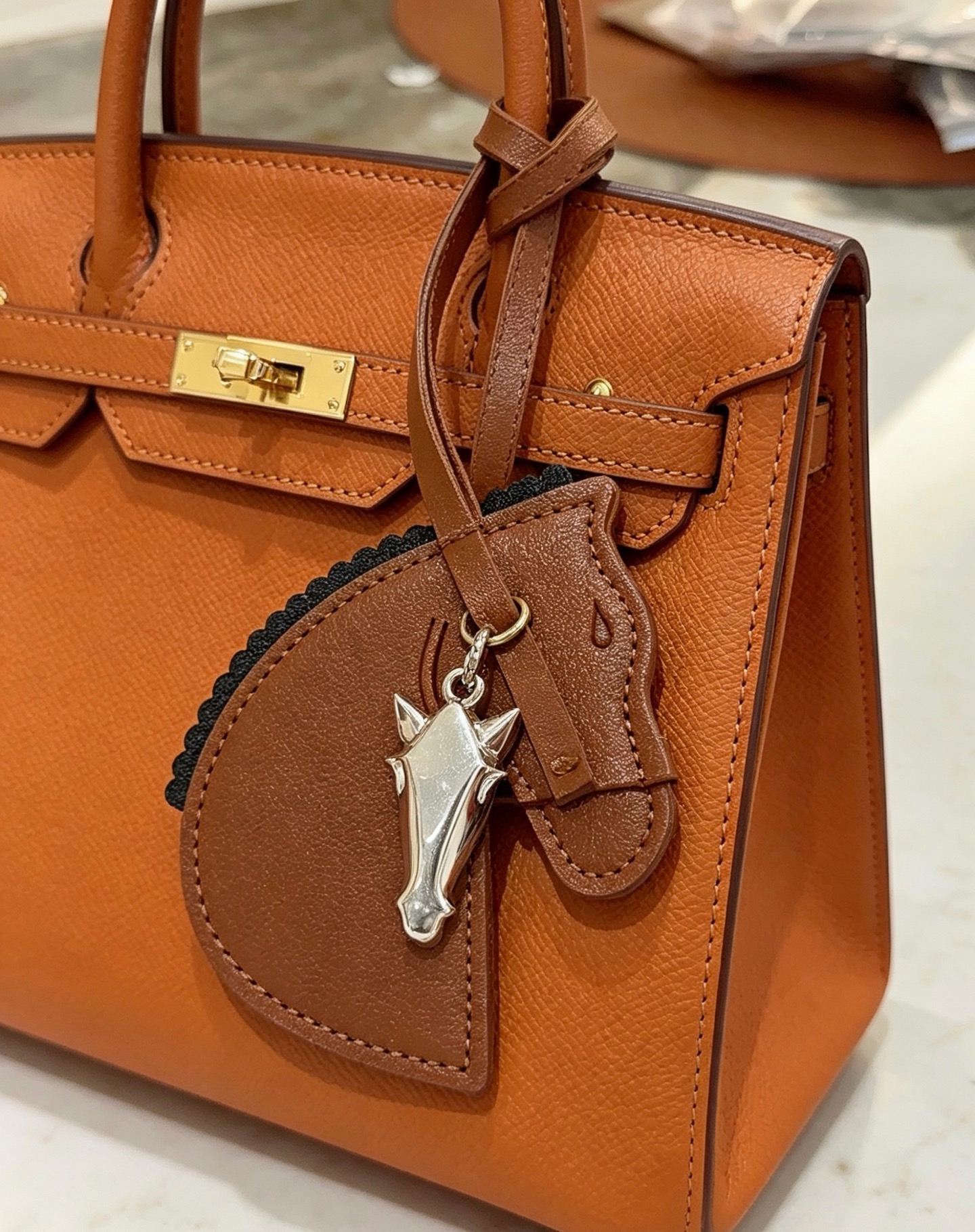 Hermes Geegee Horse Head Bag Charm pendentif Cuir marron avec bordure noire Quincaillerie en métal argenté Longueur du bracelet 12 cm