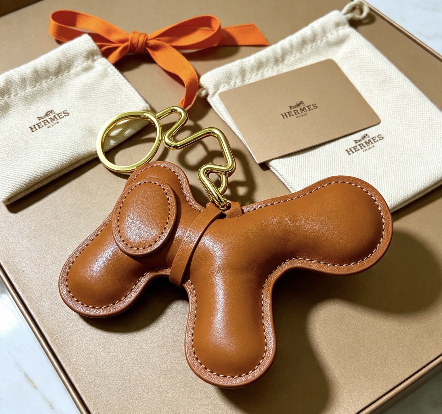 Hermes Buddy Dog Leather Charm pendentif métal doré beige cuir lisse 3cm porte-clés diamètre charme longueur 8cm