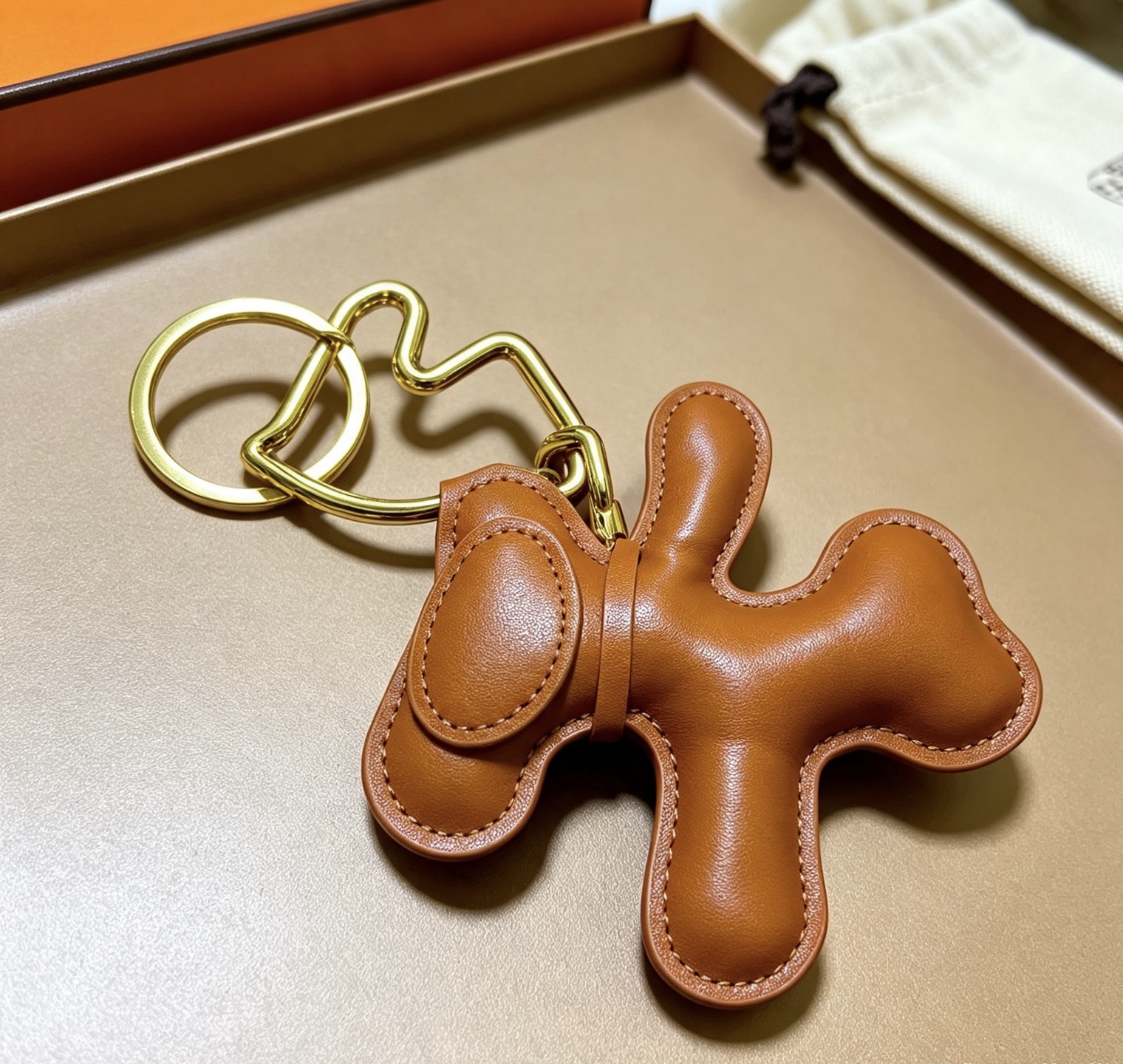 Hermes Buddy Dog Leather Charm pendentif métal doré beige cuir lisse 3cm porte-clés diamètre charme longueur 8cm