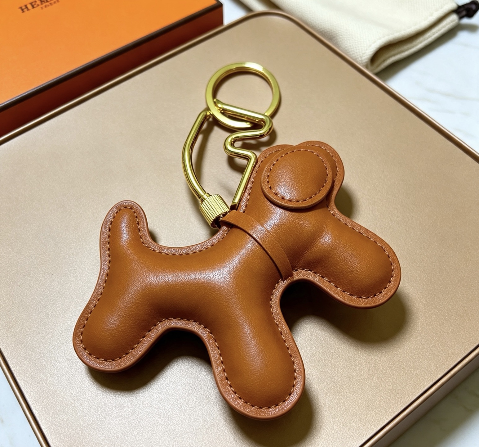 Hermes Buddy Dog Leather Charm pendentif métal doré beige cuir lisse 3cm porte-clés diamètre charme longueur 8cm