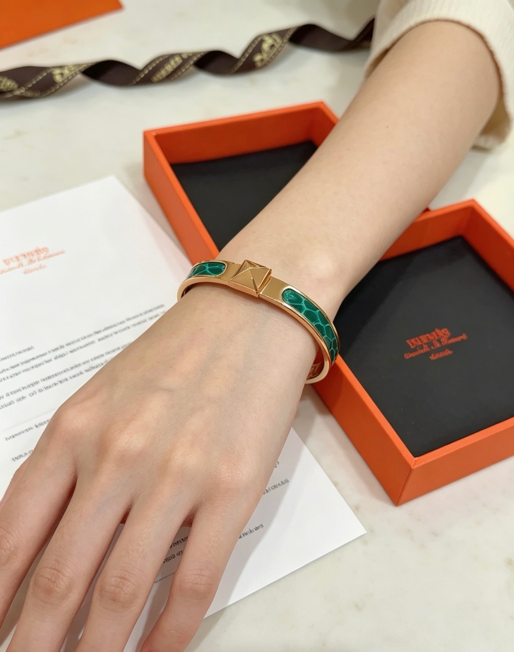 Bracelet Hermes Clic Clac H métal doré rose et émail motif malachite verte 17cm