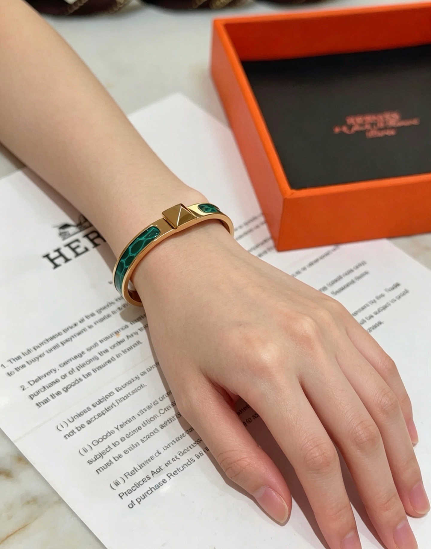 Bracelet Hermes Clic Clac H métal doré rose et émail motif malachite verte 17cm