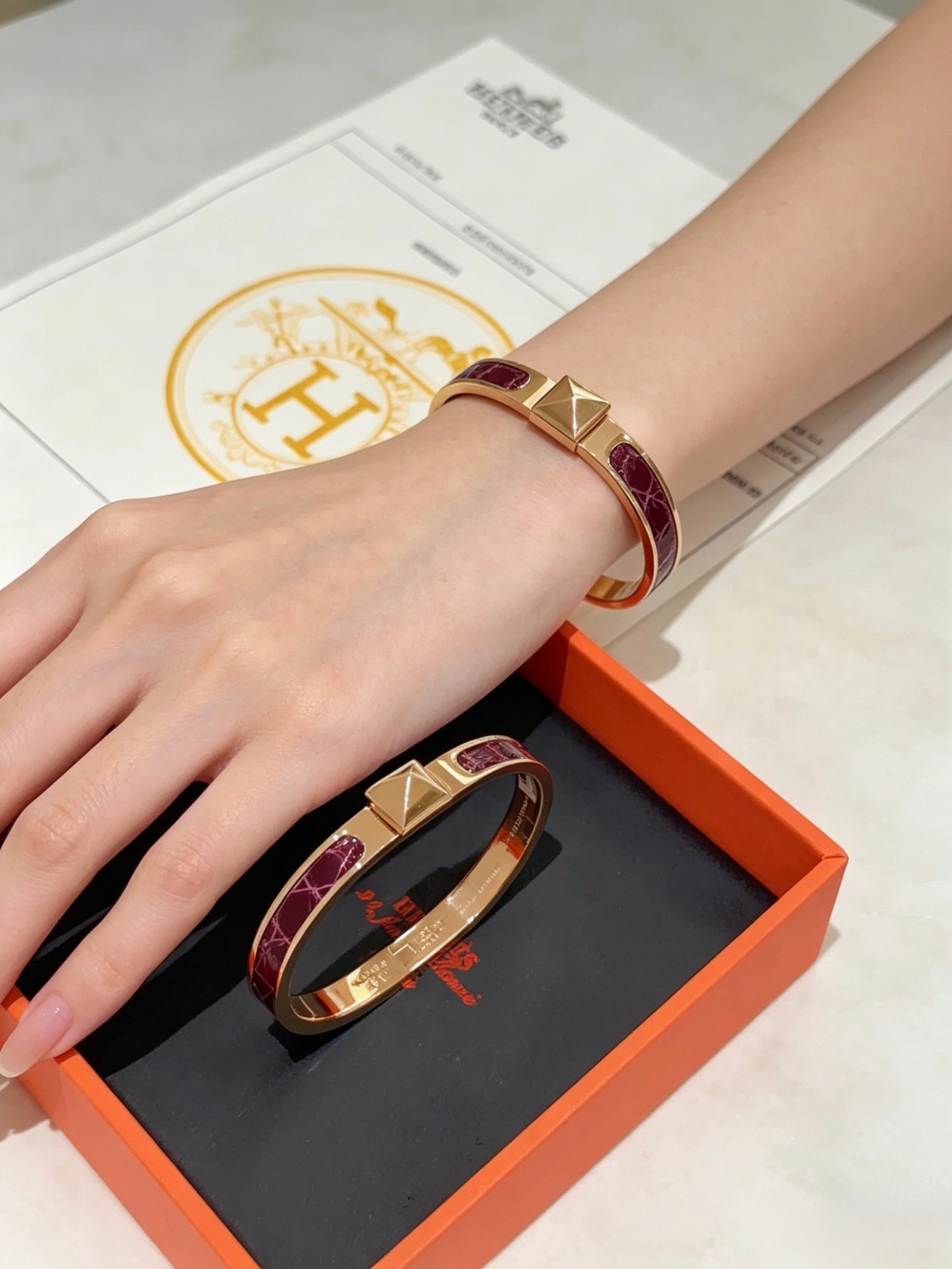 Pulseira Hermes Clic Clac H Mini Clous Metal banhado a ouro rosa com padrão de crocodilo bordô esmalte PM