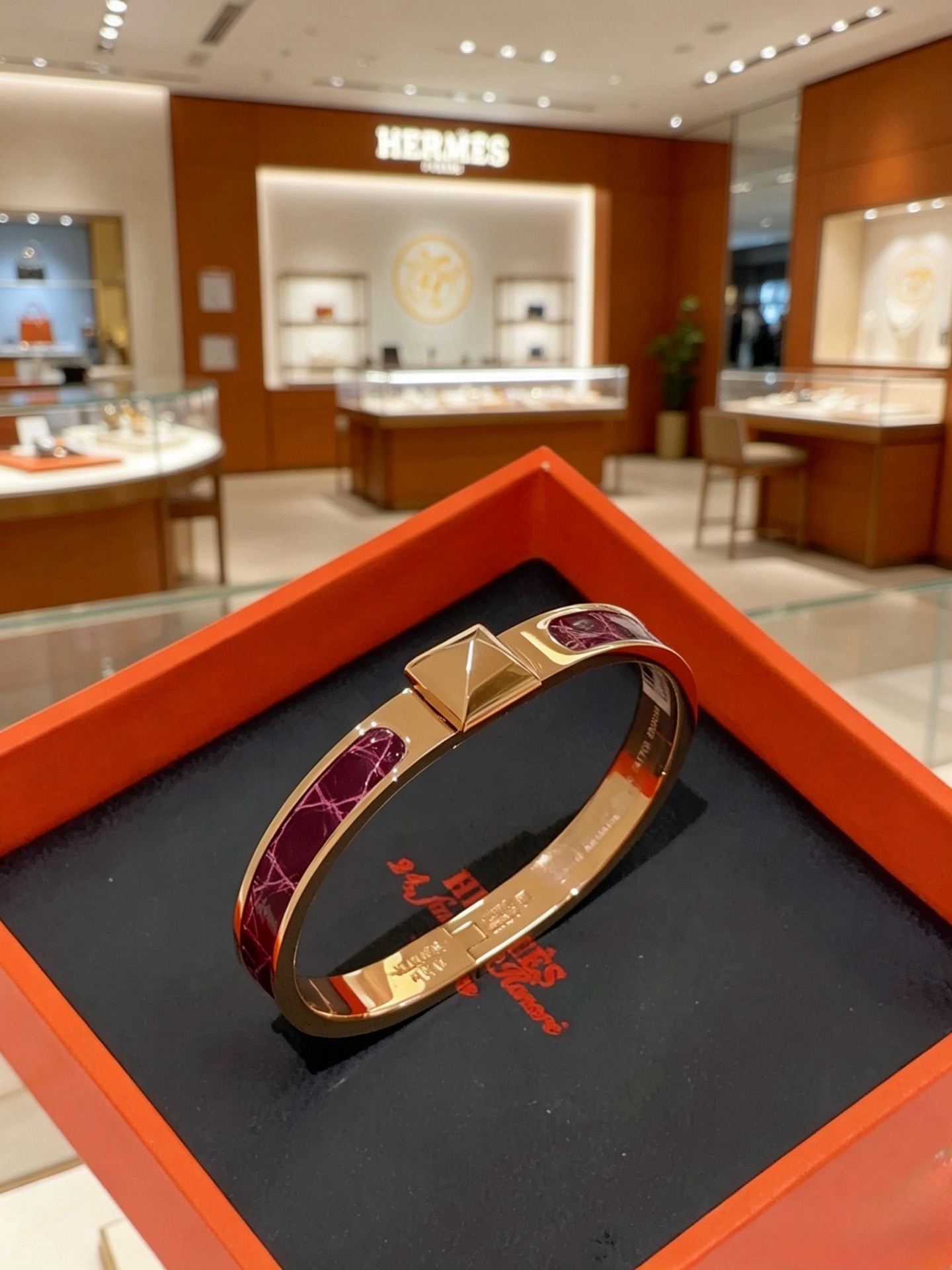 Hermes Clic Clac H Mini Clous bracelet Rose gold plated metal with burgundy crocodile pattern enamel PM