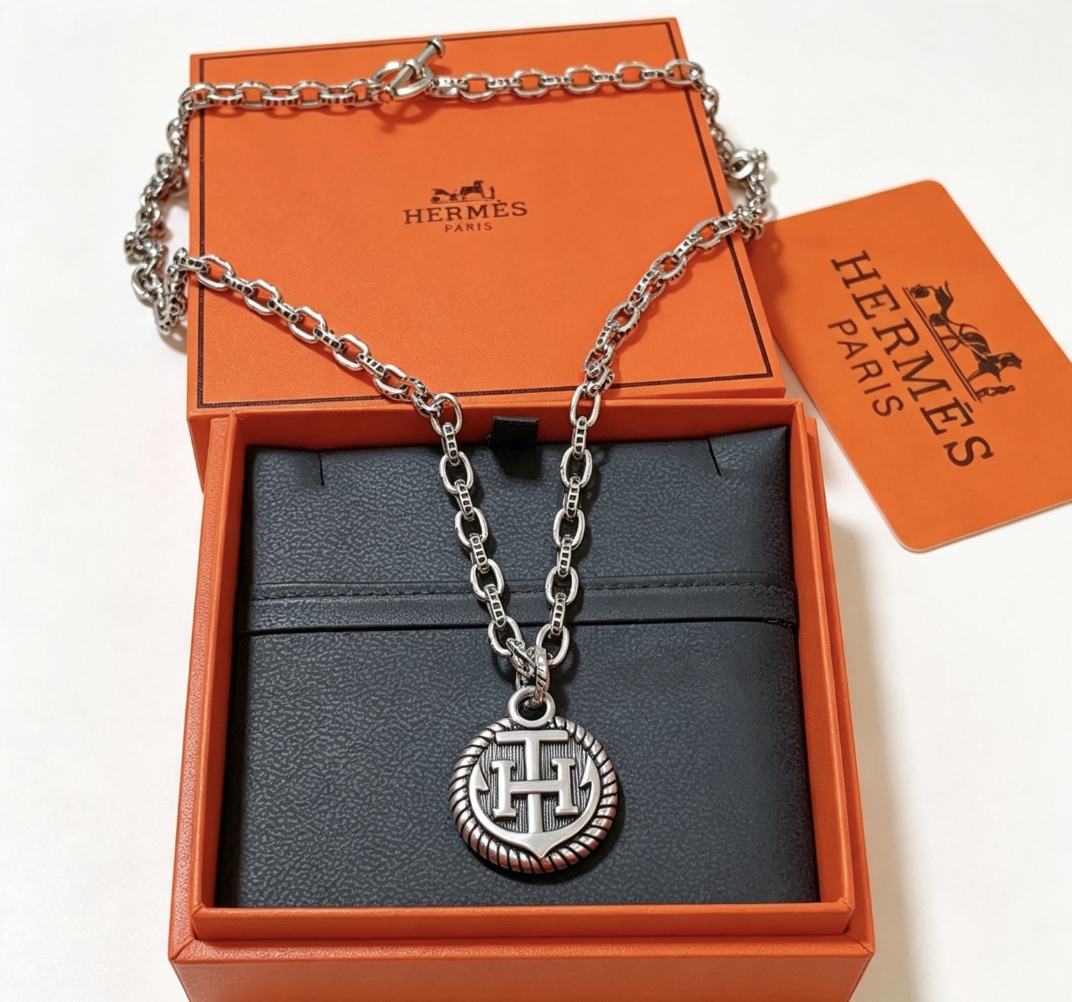 Collier Hermes H Anchor Médaillon métal argenté vieilli 50cm