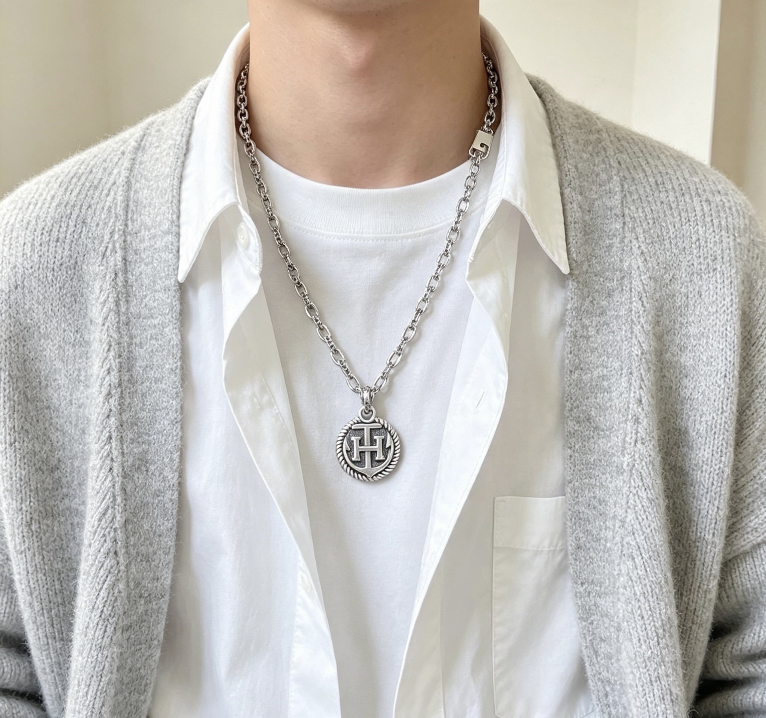 Collier Hermes H Anchor Médaillon métal argenté vieilli 50cm