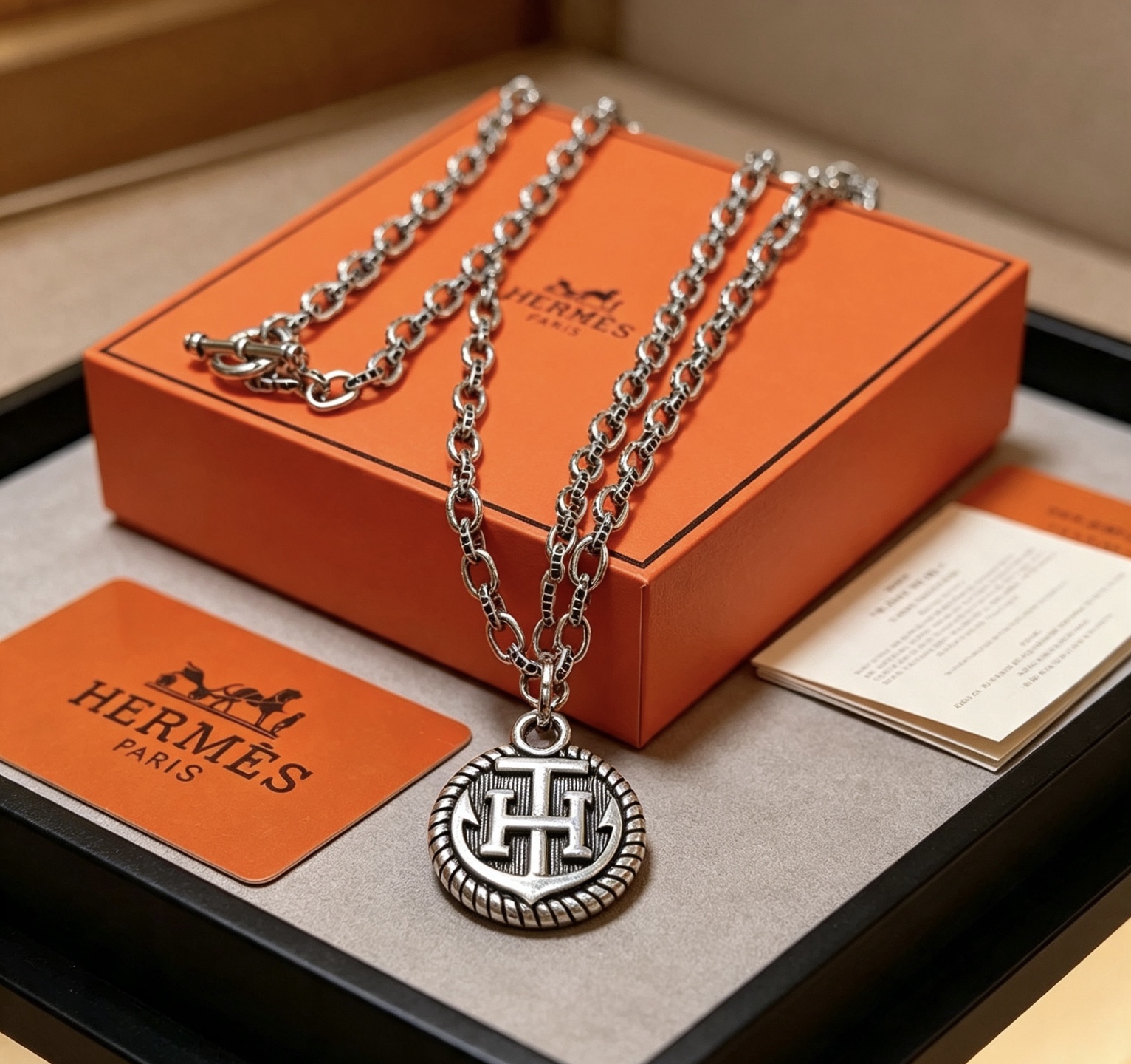 Collier Hermes H Anchor Médaillon métal argenté vieilli 50cm