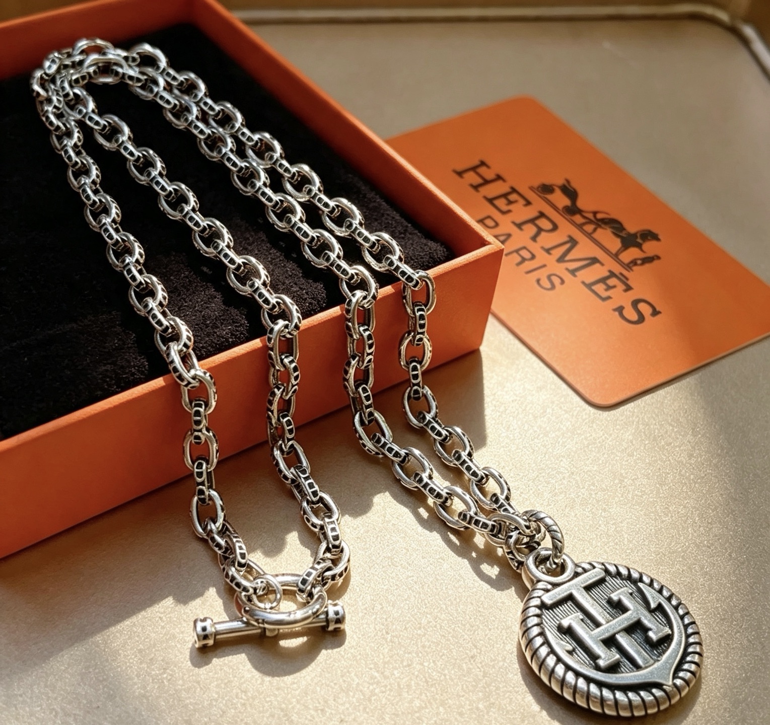 Collier Hermes H Anchor Médaillon métal argenté vieilli 50cm