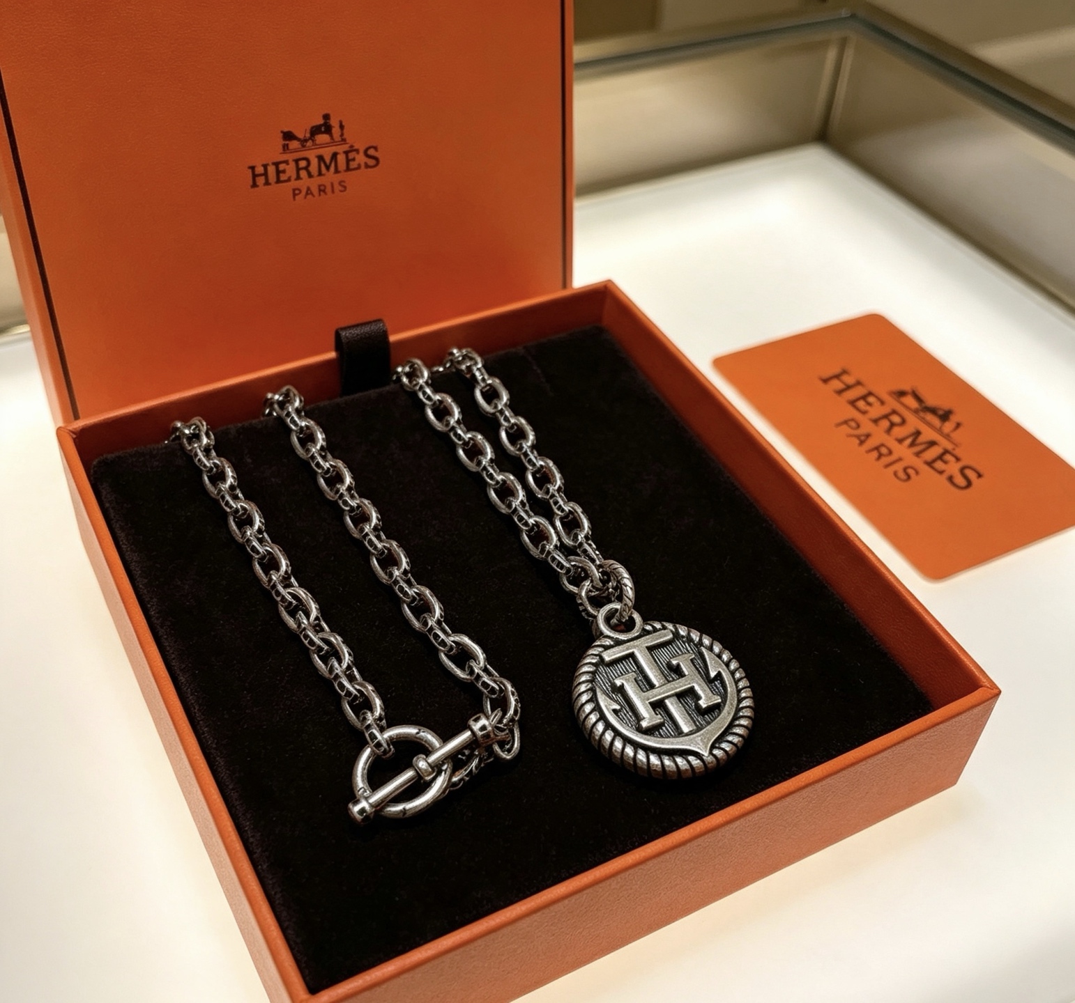 Collier Hermes H Anchor Médaillon métal argenté vieilli 50cm