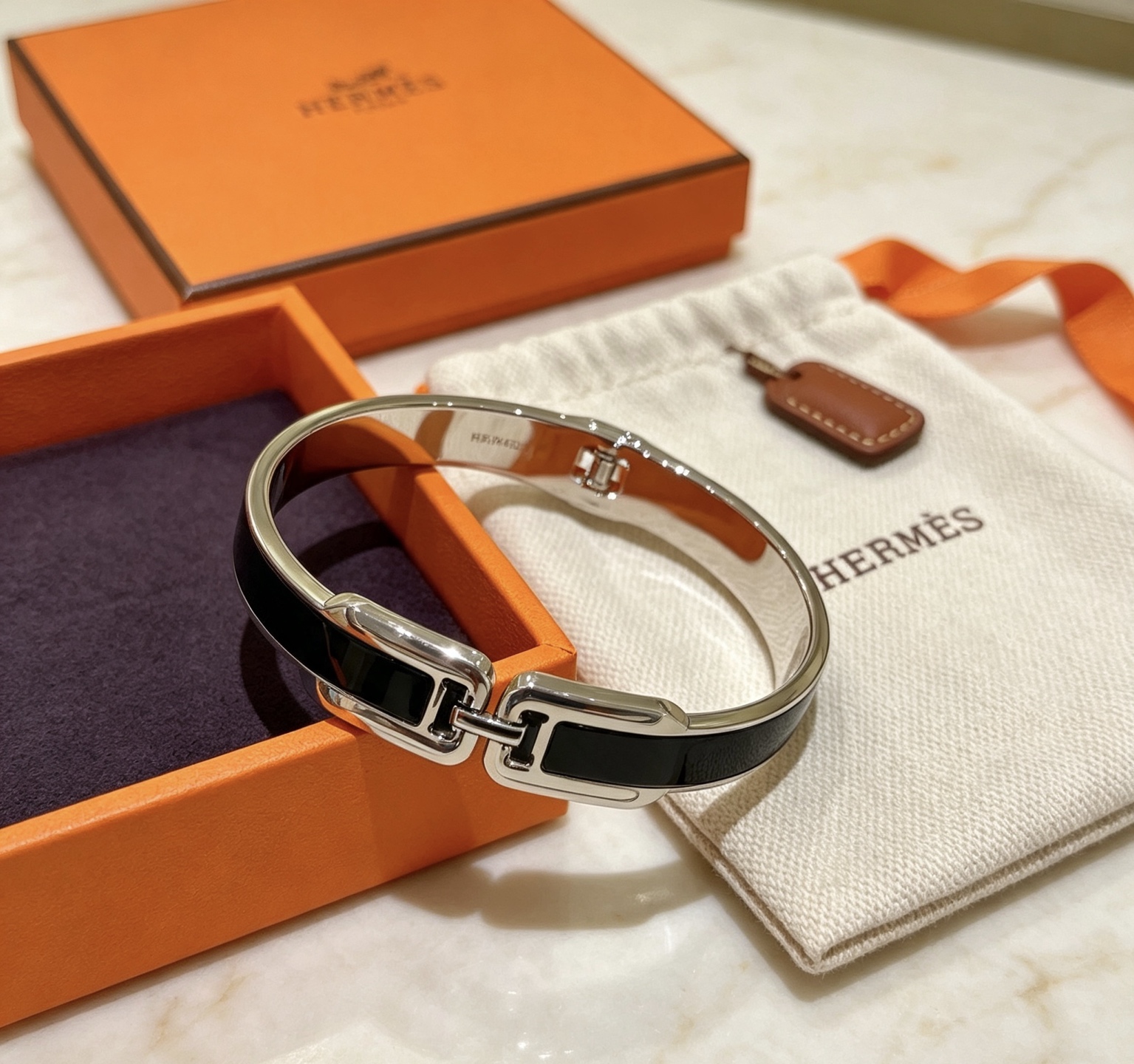Pulseira Hermes Clic H Metal prateado com esmalte preto 17cm