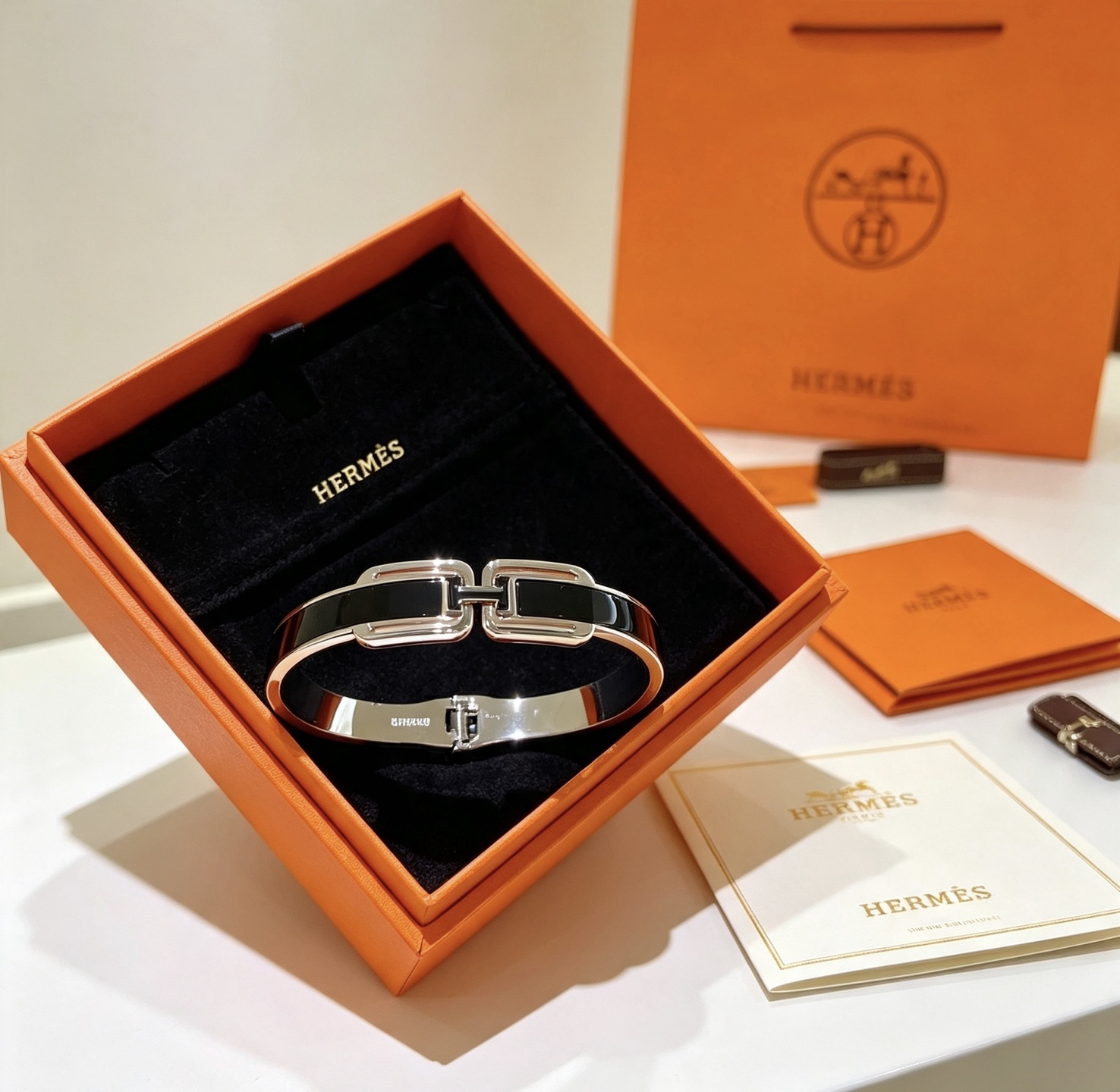 Pulseira Hermes Clic H Metal prateado com esmalte preto 17cm