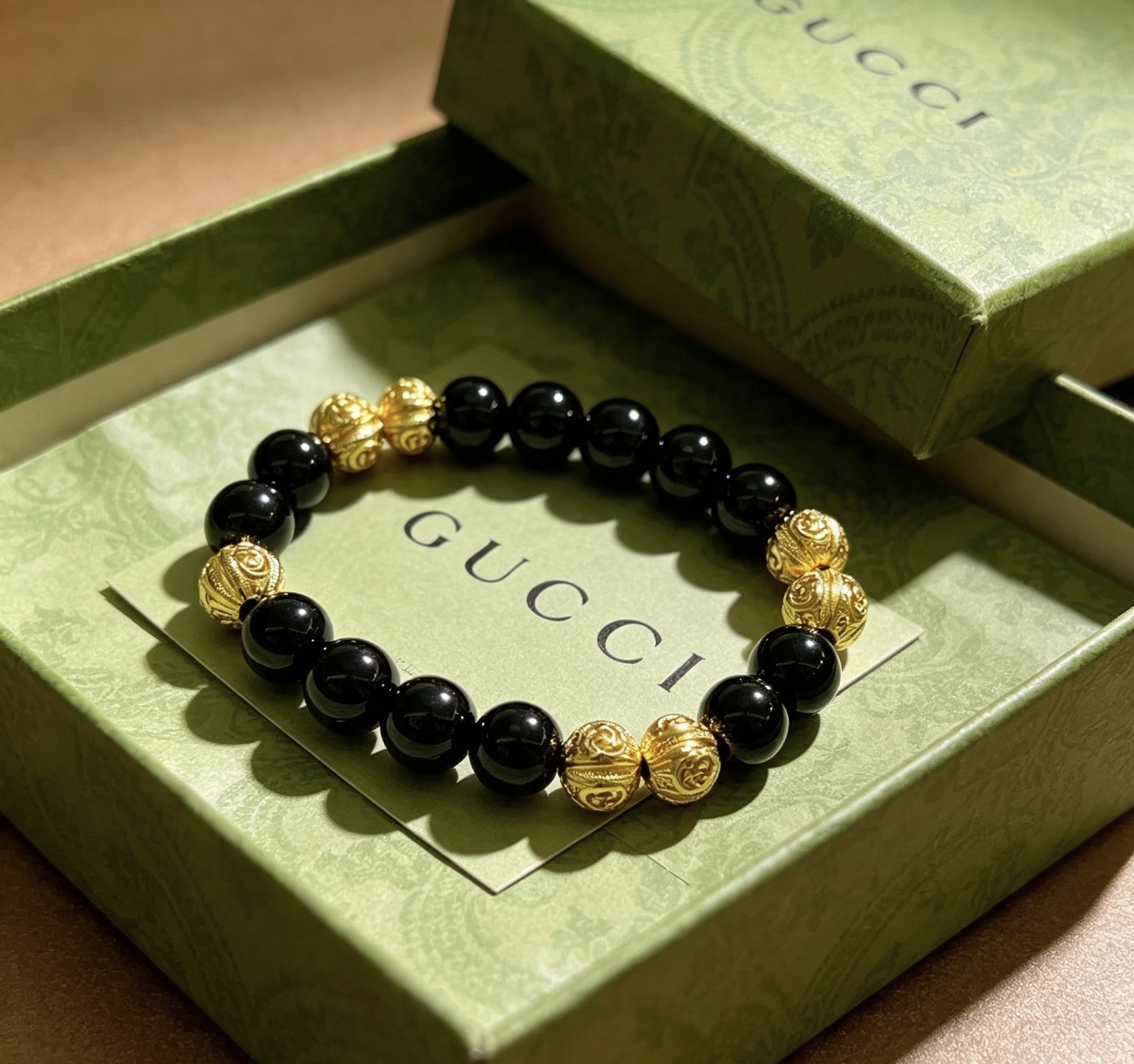 Bracciale Gucci Anger Forest in metallo color oro con perline di onice nero 18 cm
