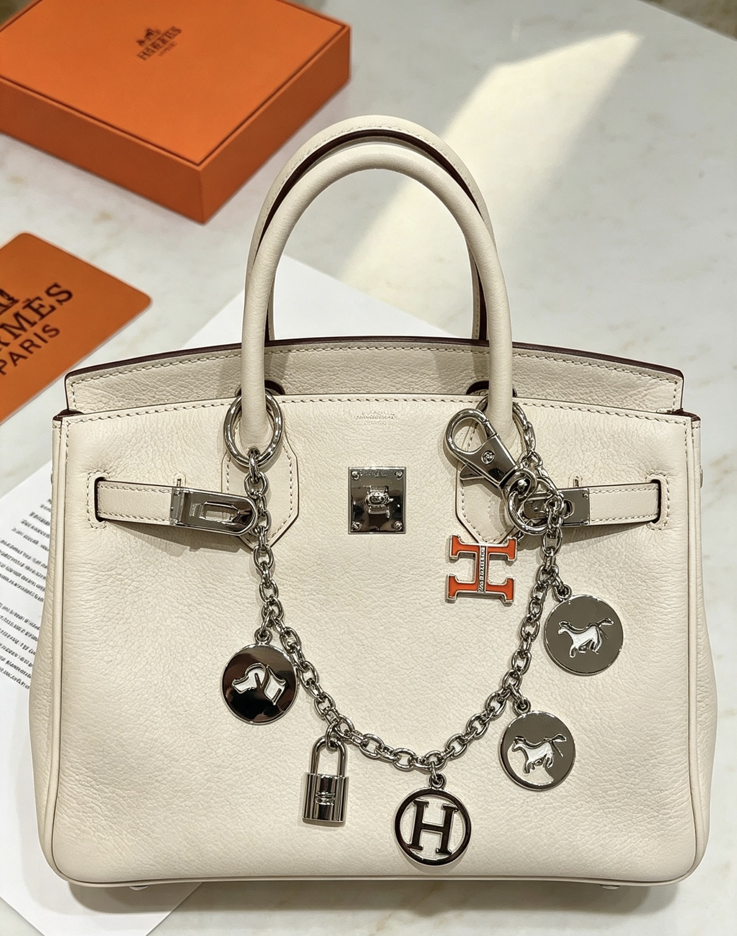 Hermes Olga Multi-Charm Bag Charm colgante Metal plateado con detalle de esmalte naranja 18 cm