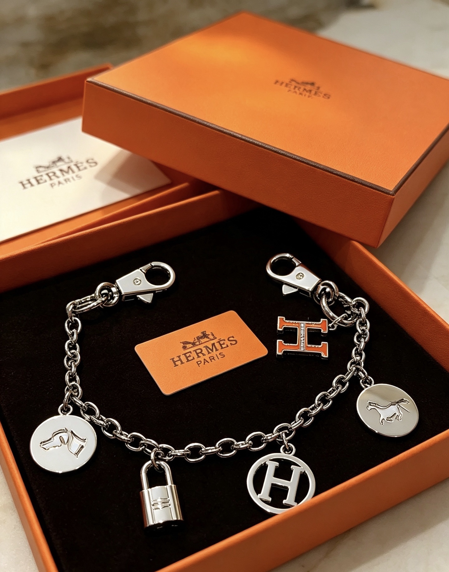Hermes Olga Multi-Charm Bag Charm colgante Metal plateado con detalle de esmalte naranja 18 cm
