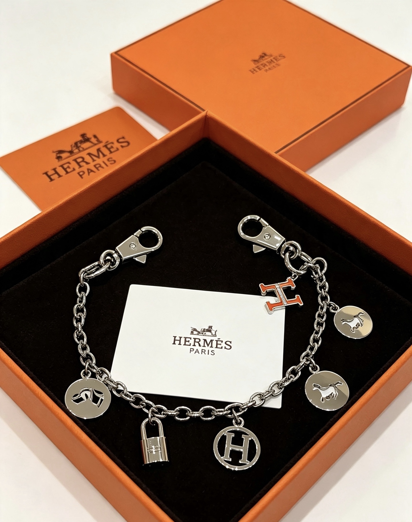 Hermes Olga Multi-Charm Bag Charm colgante Metal plateado con detalle de esmalte naranja 18 cm