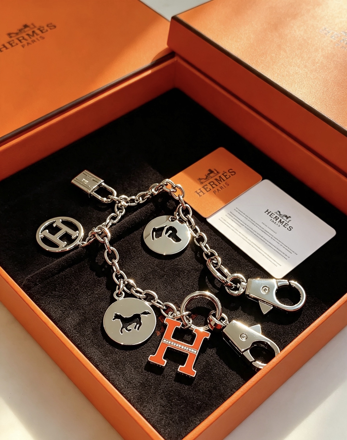 Hermes Olga Multi-Charm Bag Charm colgante Metal plateado con detalle de esmalte naranja 18 cm