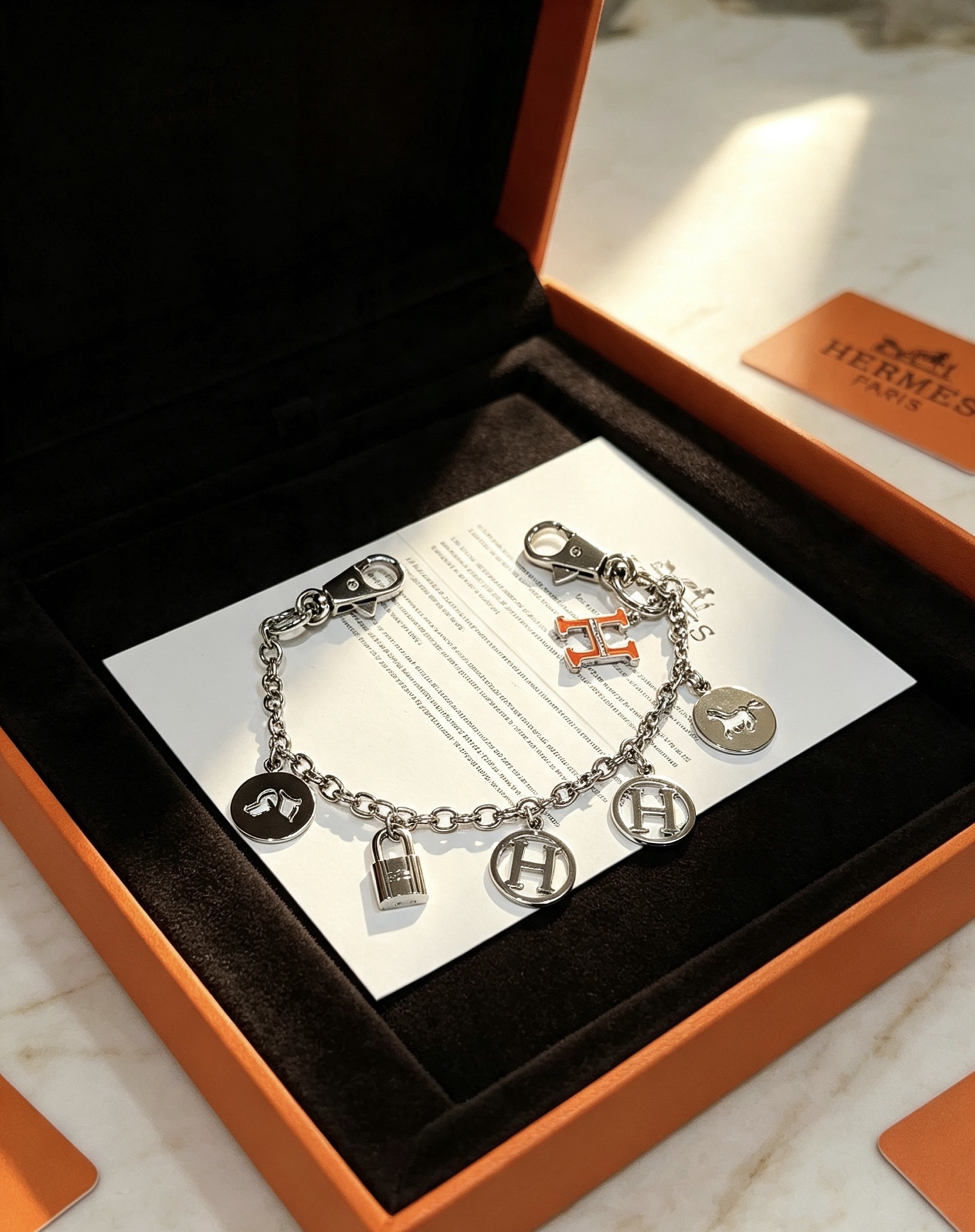 Hermes Olga Multi-Charm Bag Charm colgante Metal plateado con detalle de esmalte naranja 18 cm