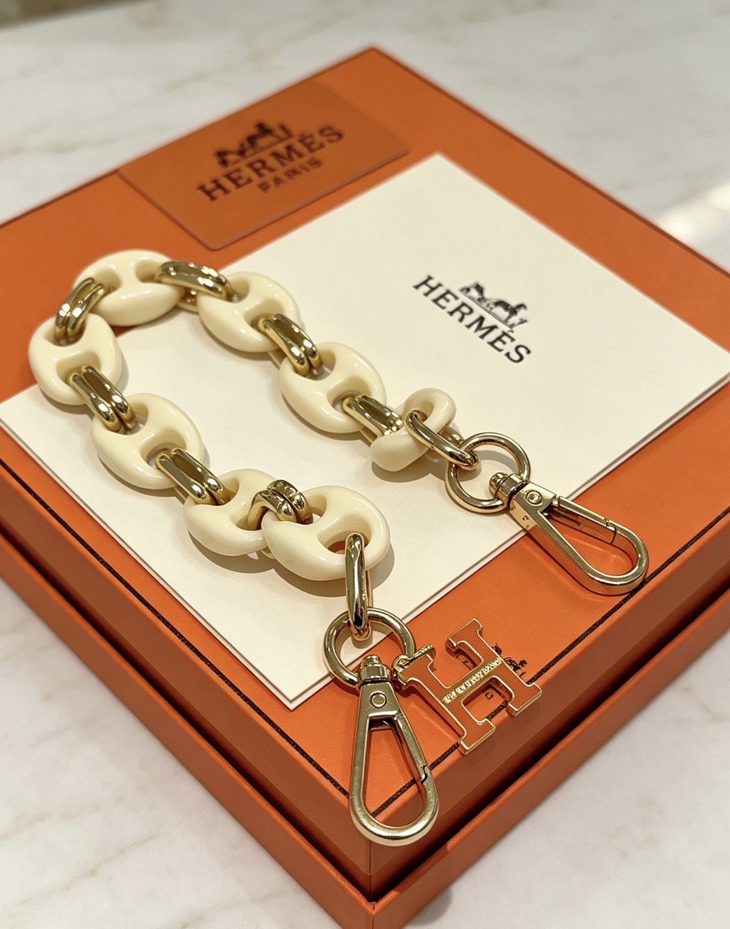 Hermes H Logo Bag Charm Chain pendentif Résine blanc crème métal doré émail orange 18cm