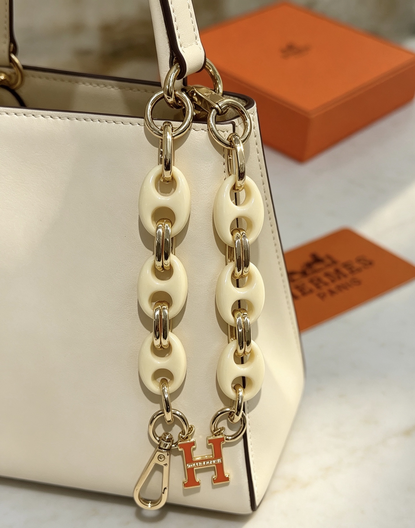 Hermes H Logo Bag Charm Chain pendentif Résine blanc crème métal doré émail orange 18cm