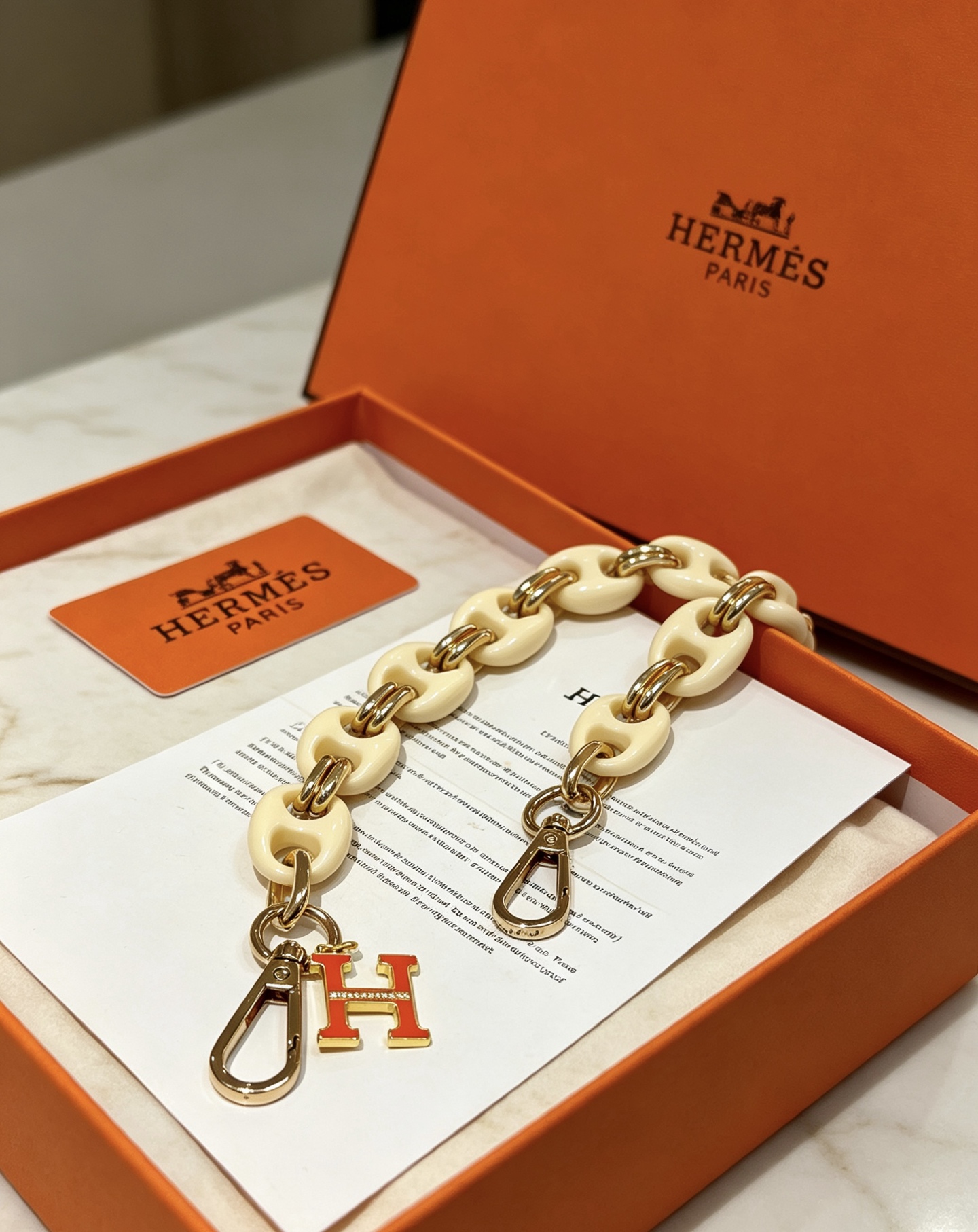 Hermes H Logo Bag Charm Chain pendentif Résine blanc crème métal doré émail orange 18cm