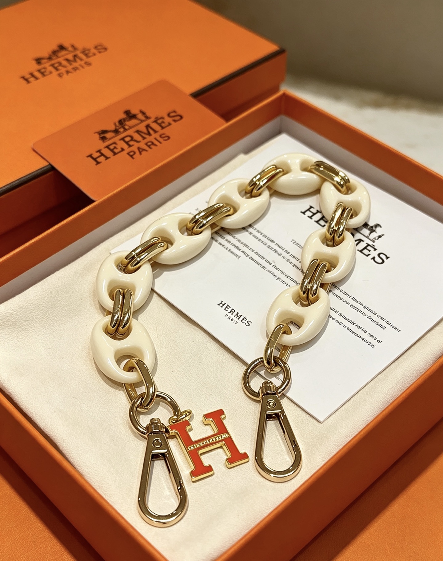 Hermes H Logo Bag Charm Chain pendentif Résine blanc crème métal doré émail orange 18cm