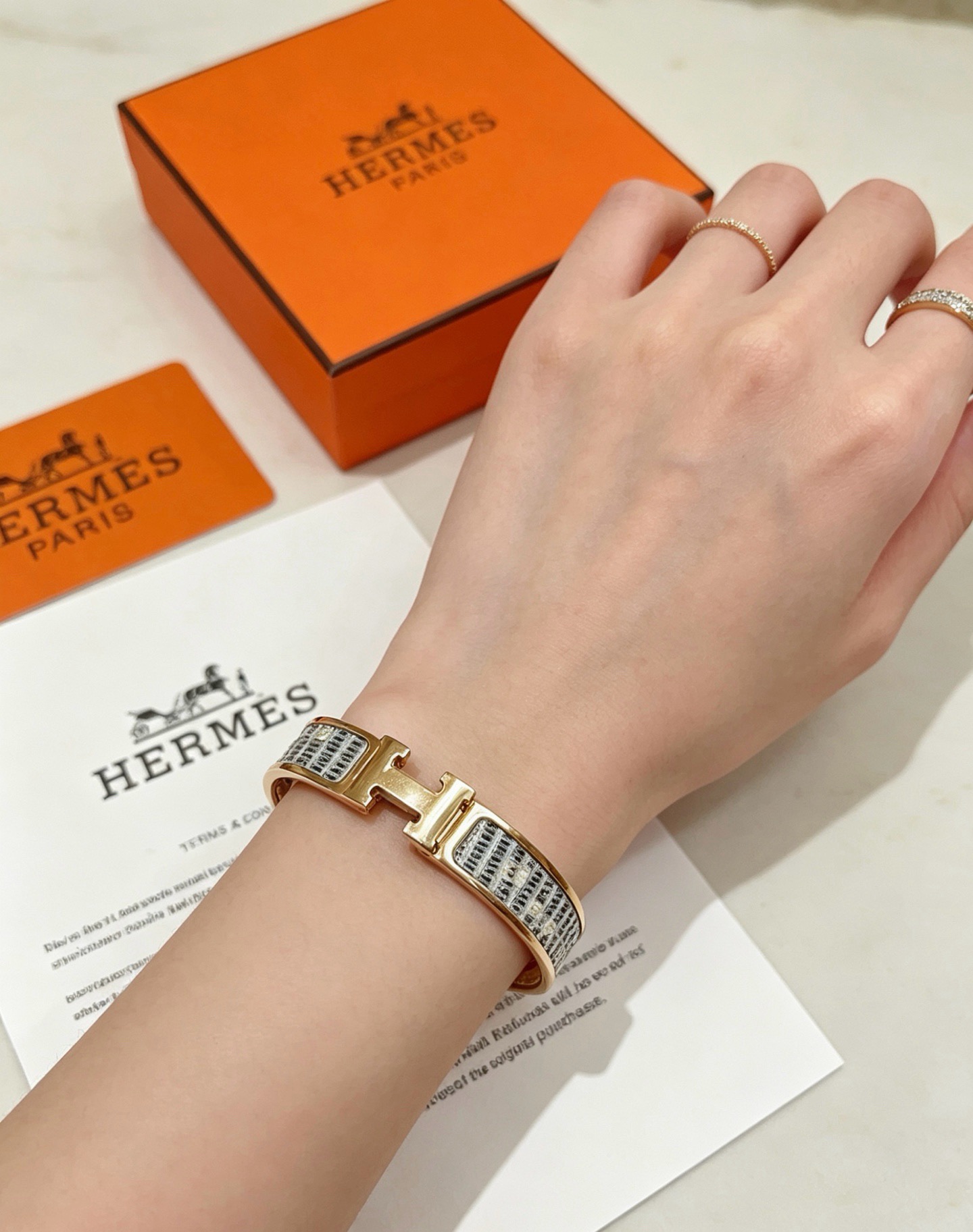 Bracelet Hermes Clic H Métal doré rose émail damier gris et blanc PM