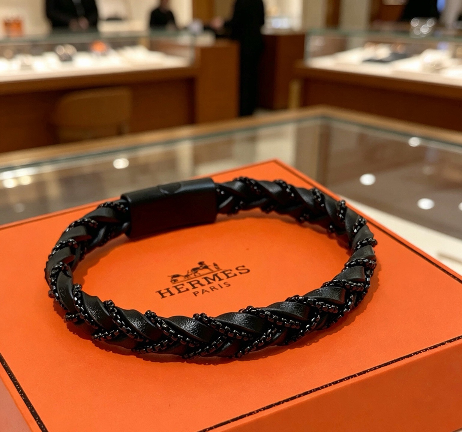 Pulseira de couro trançado Hermes Goliath Couro preto com ferragens de metal preto fosco e detalhes de corrente preta 19 cm