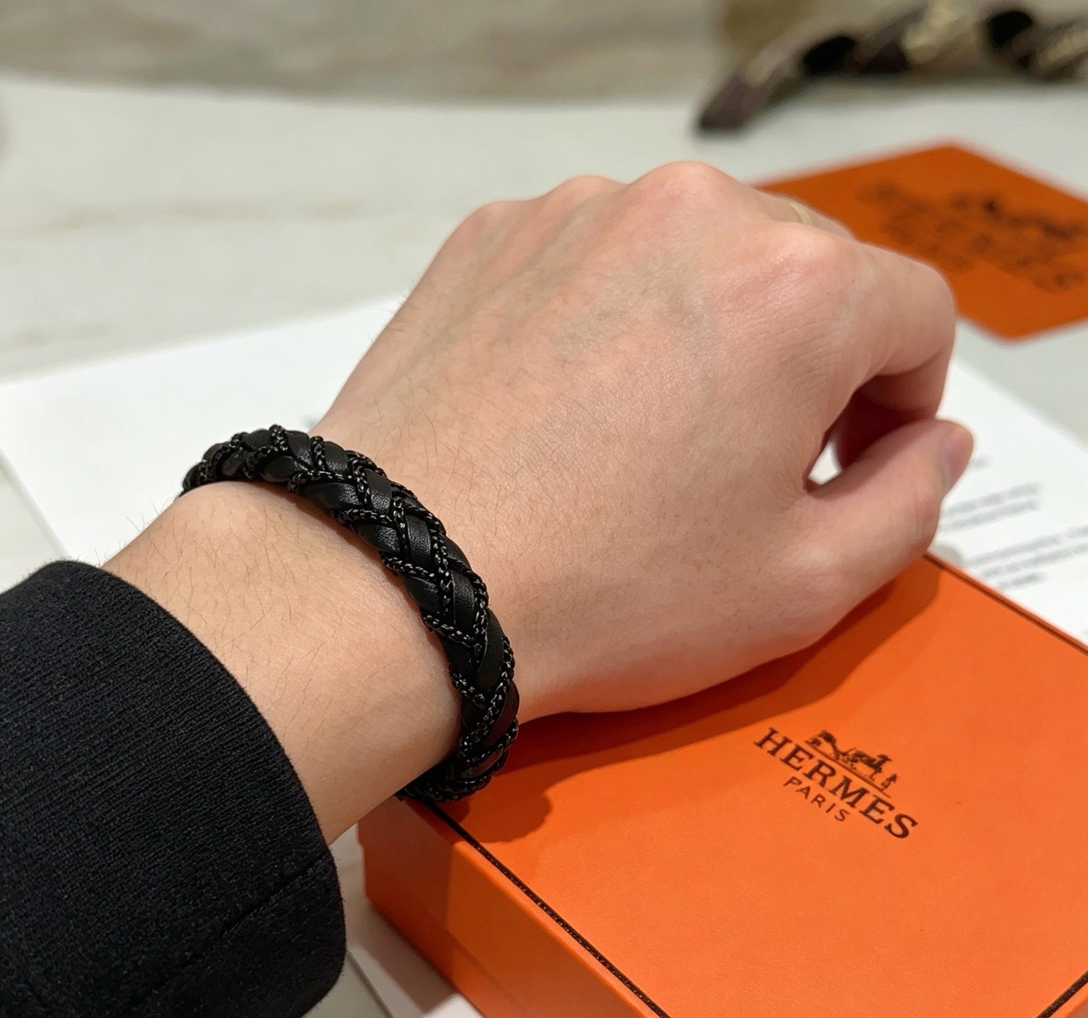 Pulseira de couro trançado Hermes Goliath Couro preto com ferragens de metal preto fosco e detalhes de corrente preta 19 cm