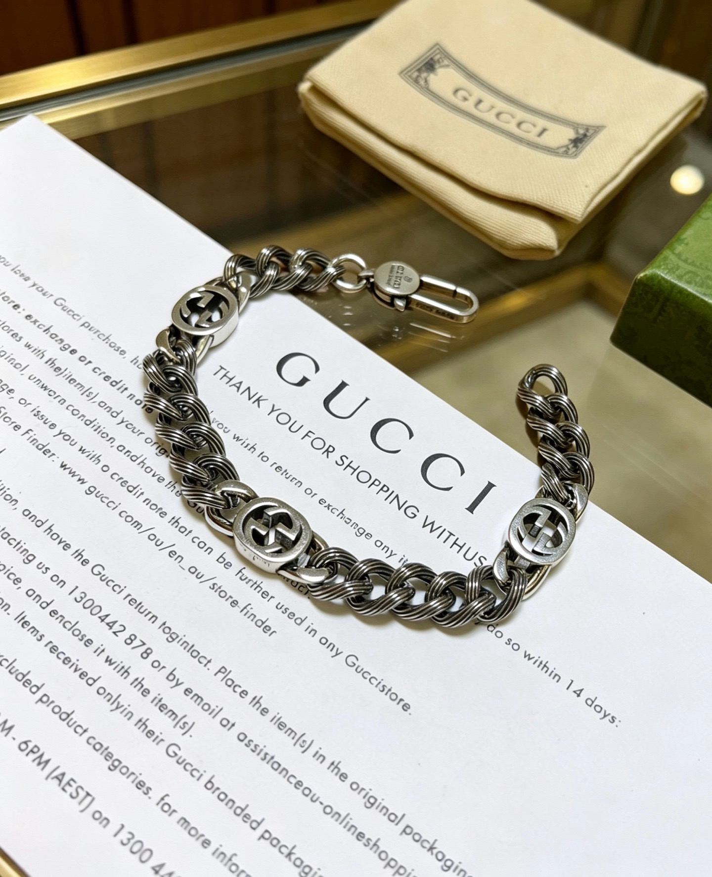 NO:951870,Batch. Newly released Gucci Gucci bracelet, the latest classic model. Exquisite regardless of style and texture, it is absolutely top-notch. You can understand the original logo at a glance. Super nice. The best choice for matching clothes. A must-have item for men and women. Size: 18.20.22.24 cm. Boutique jewelry, gucci, gucci, bracelet.19860909批. 新出炉 Gucci古驰手链最新款的经典款 精致无论款式 质感 都是绝对的顶尖feel 只要看一眼就懂了原版logo 超 nice 搭配衣服最佳的选择,男女同款必备神器 码数18.20.22.24厘米,饰品精品,gucci,gucci,bracelet,Jewelry