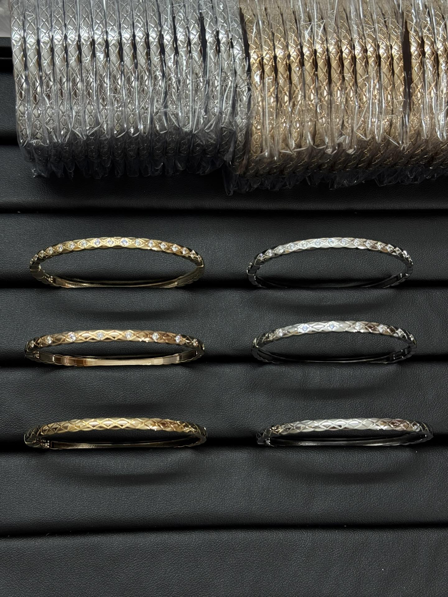 NO:103973,Diamondless p with diamond p full diamond V gold material CNC craft Chanel diamond narrow version bracelet spot real shot No diamond half diamond full diamond three models, Chanel bracelet, chanel, bracelet19860909无钻p有钻p满钻 V金材质 CNC工艺 香奈儿菱格窄版手镯现货实拍 无钻 半钻 满钻 三个款,香奈儿手镯,chanel,bracelet,Jewelry