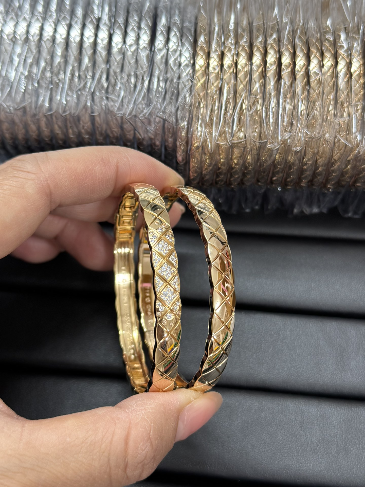 NO:103979,Full diamond, p diamond-free V gold material CNC craft Chanel diamond-wide bracelet without diamond half diamond two styles, Chanel bracelet, chanel, bracelet19860909满钻,p无钻 V金材质 CNC工艺 香奈儿菱格宽版手镯 无钻 半钻 两个款,香奈儿手镯,chanel,bracelet,Jewelry