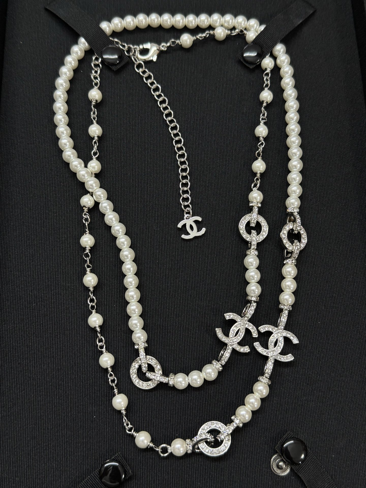 NO:359891,Xiaoxiang new round silver double c pearl sweater chain, Chanel necklace, chanel, sweaters, necklace19860909小香新款圆形拼银色双c珍珠毛衣链,香奈儿项链,chanel,sweaters,necklace,Jewelry