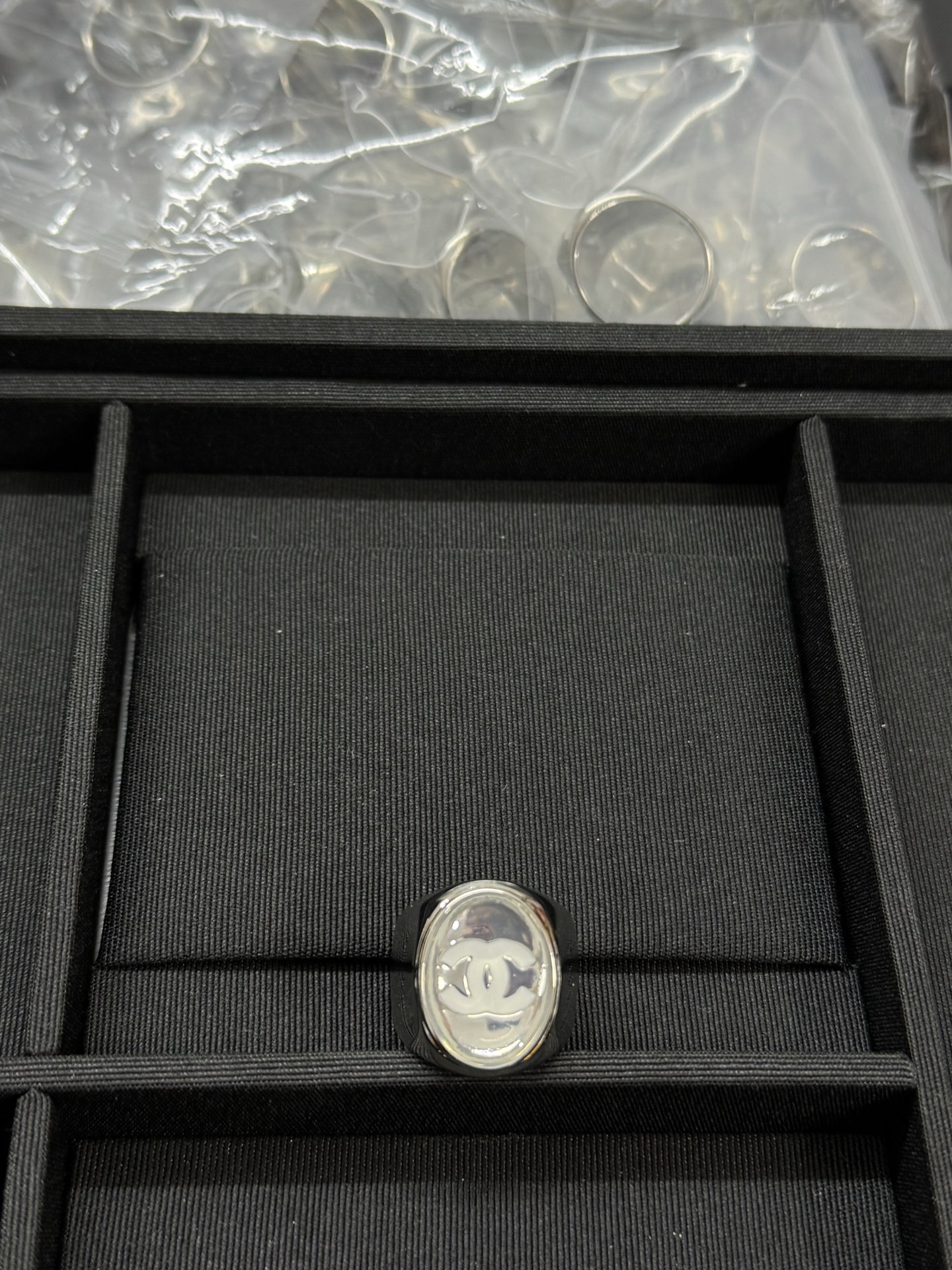 NO:359939,Xiaoxiang new oval resin white ring No. 678, Chanel ring, chanel,ring19860909小香新款椭圆形树脂白色戒指 678号,香奈儿戒指,chanel,ring,Jewelry