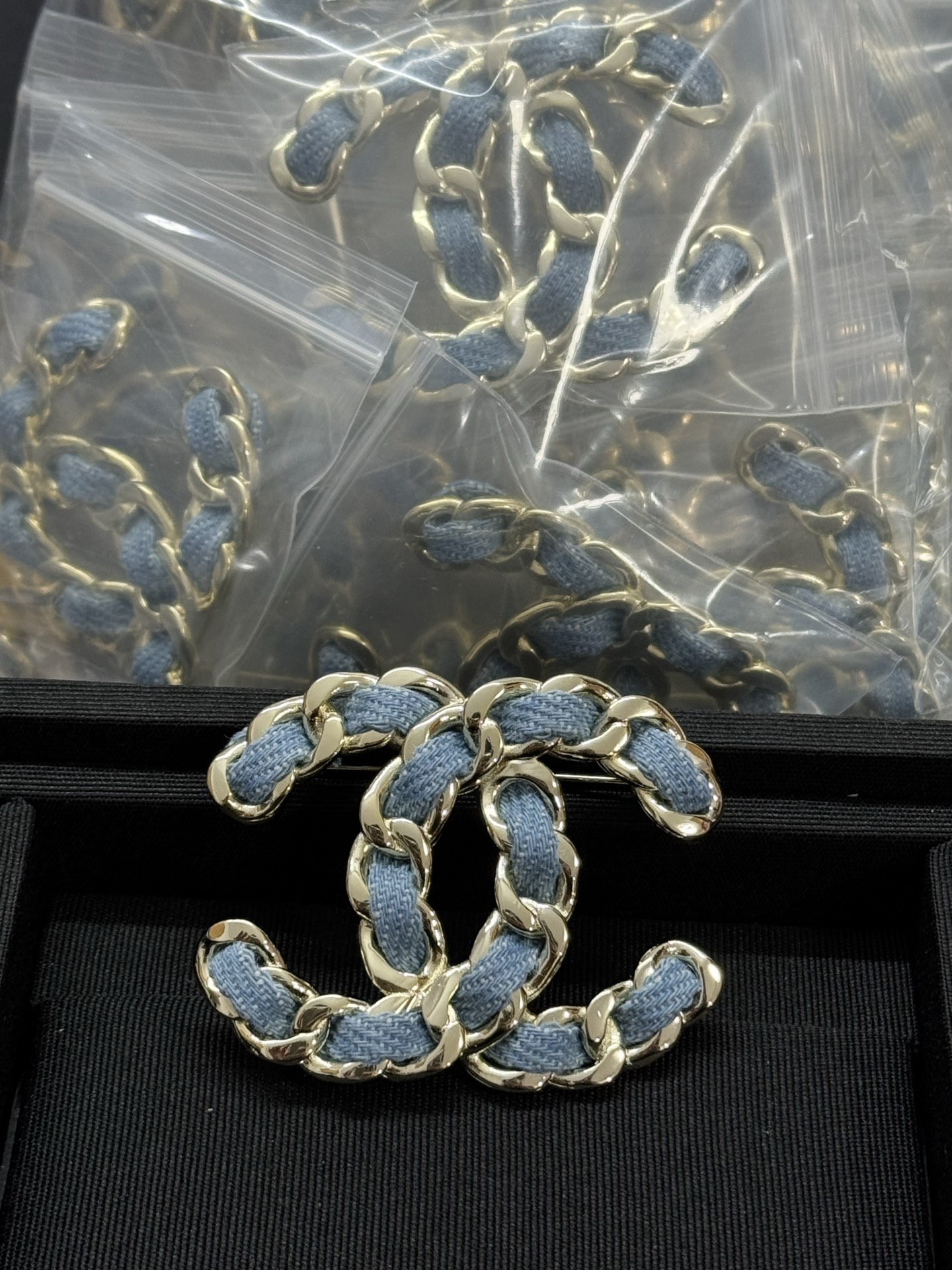 NO:359863,Xiaoxiang new denim double c gold brooch, Chanel brooch, chanel, brooch, breastpin19860909小香新款牛仔双c金色胸针,香奈儿胸针,chanel,brooch，breastpin,Jewelry