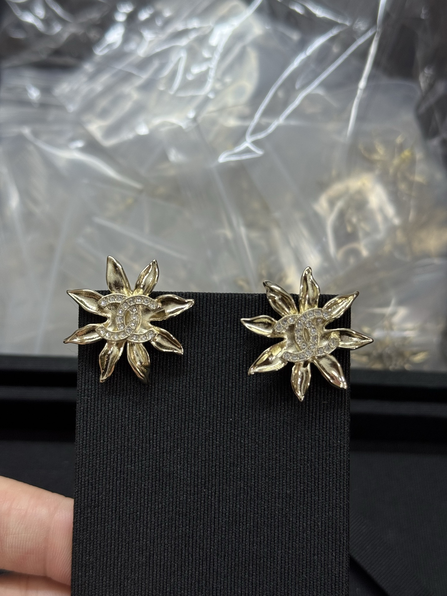 NO:359893,Xiaoxiang's new golden sunflower earrings, Chanel earrings, chanel19860909小香新款太阳花金色耳钉,香奈儿耳钉,chanel,Jewelry