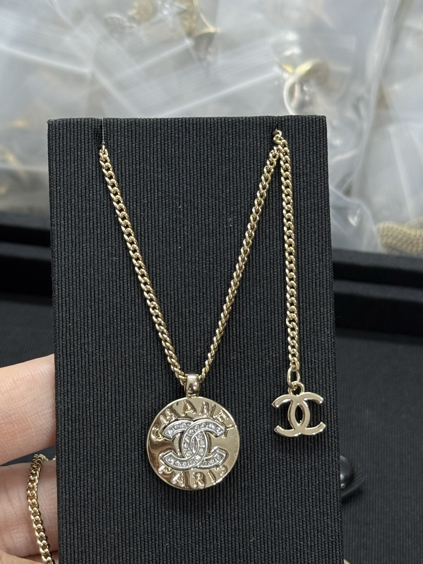 NO:359931,Xiaoxiang's new round color-blocking letter double c necklace, Chanel necklace, chanel, necklace19860909小香新款圆形拼色字母双c项链,香奈儿项链,chanel,necklace,Jewelry