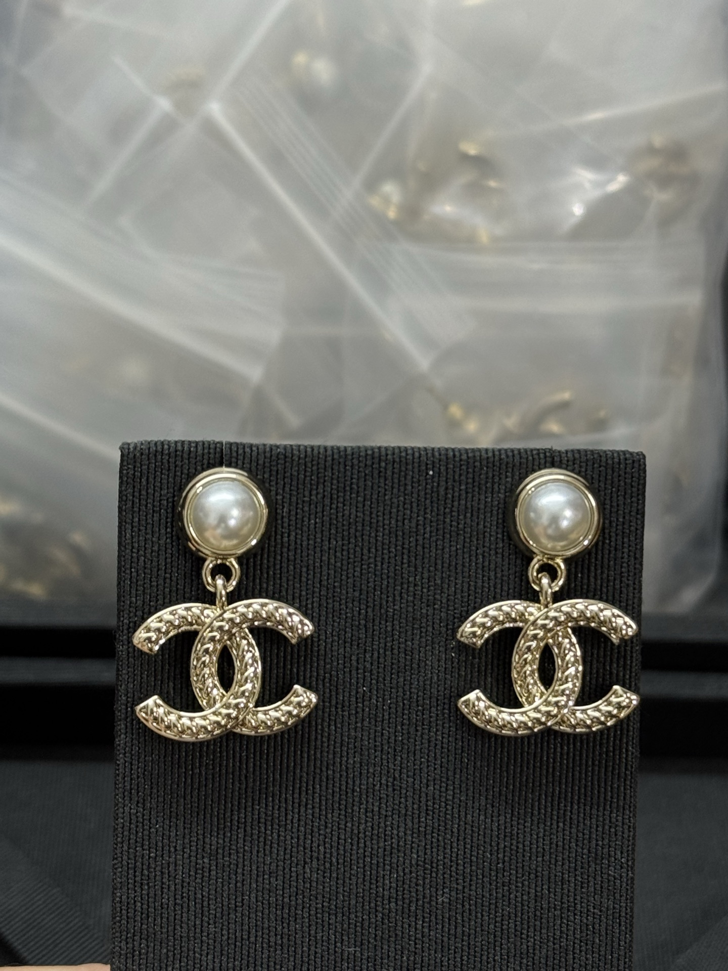 NO:359860,Xiaoxiang new round pearl double c-criss earrings, Chanel stud earrings, chanel, earrings19860909小香新款圆形珍珠双c纽纹耳环,香奈儿耳钉,chanel,earrings,Jewelry