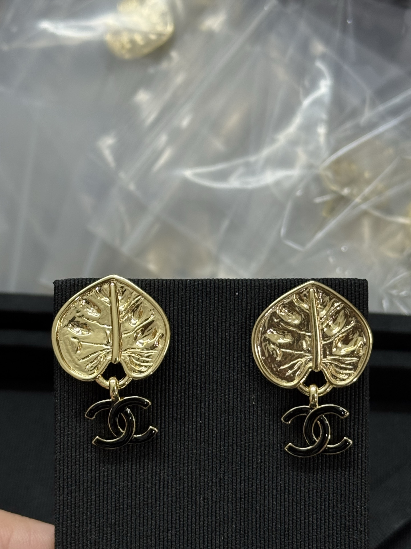 NO:359898,Xiaoxiang new leaf black double c oil-drop earrings, Chanel earrings, chanel, earrings19860909小香新款树叶黑色双c滴油耳环,香奈儿耳钉,chanel,earrings,Jewelry