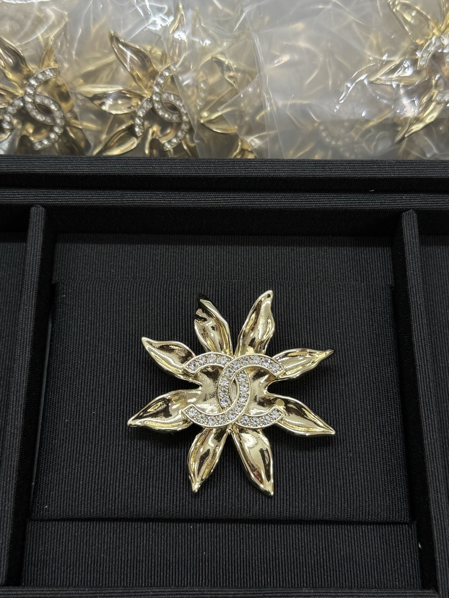 NO:359914,Xiaoxiang new sunflower golden brooch, Chanel brooch, chanel, brooch, breastpin19860909小香新款太阳花金色胸针,香奈儿胸针,chanel,brooch，breastpin,Jewelry