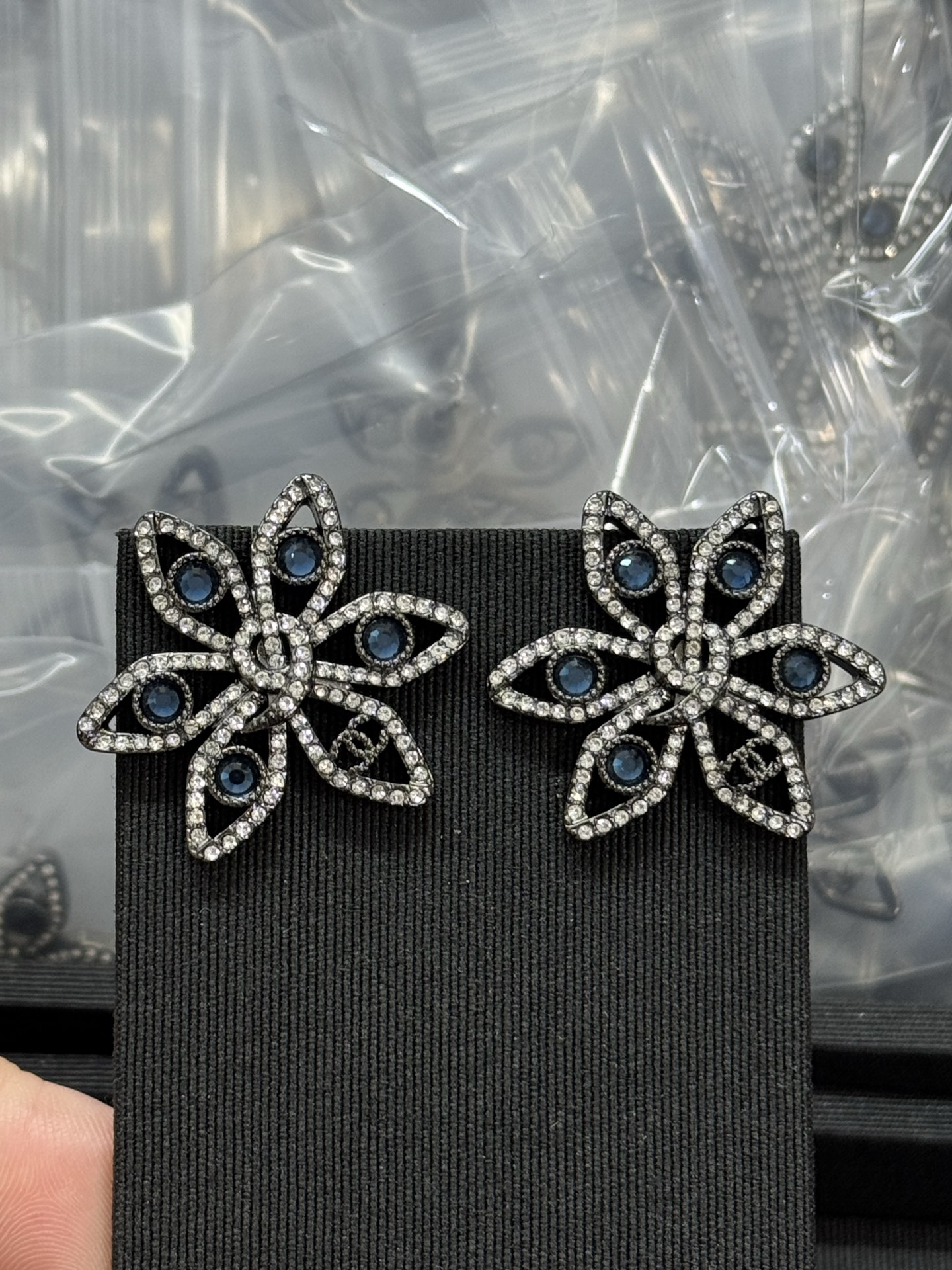 NO:359887,Xiaoxiang new style black gun color flower blue rhinestone earrings, Chanel earrings, chanel19860909小香新款中古风黑枪色 花朵蓝色水钻耳钉,香奈儿耳钉,chanel,Jewelry