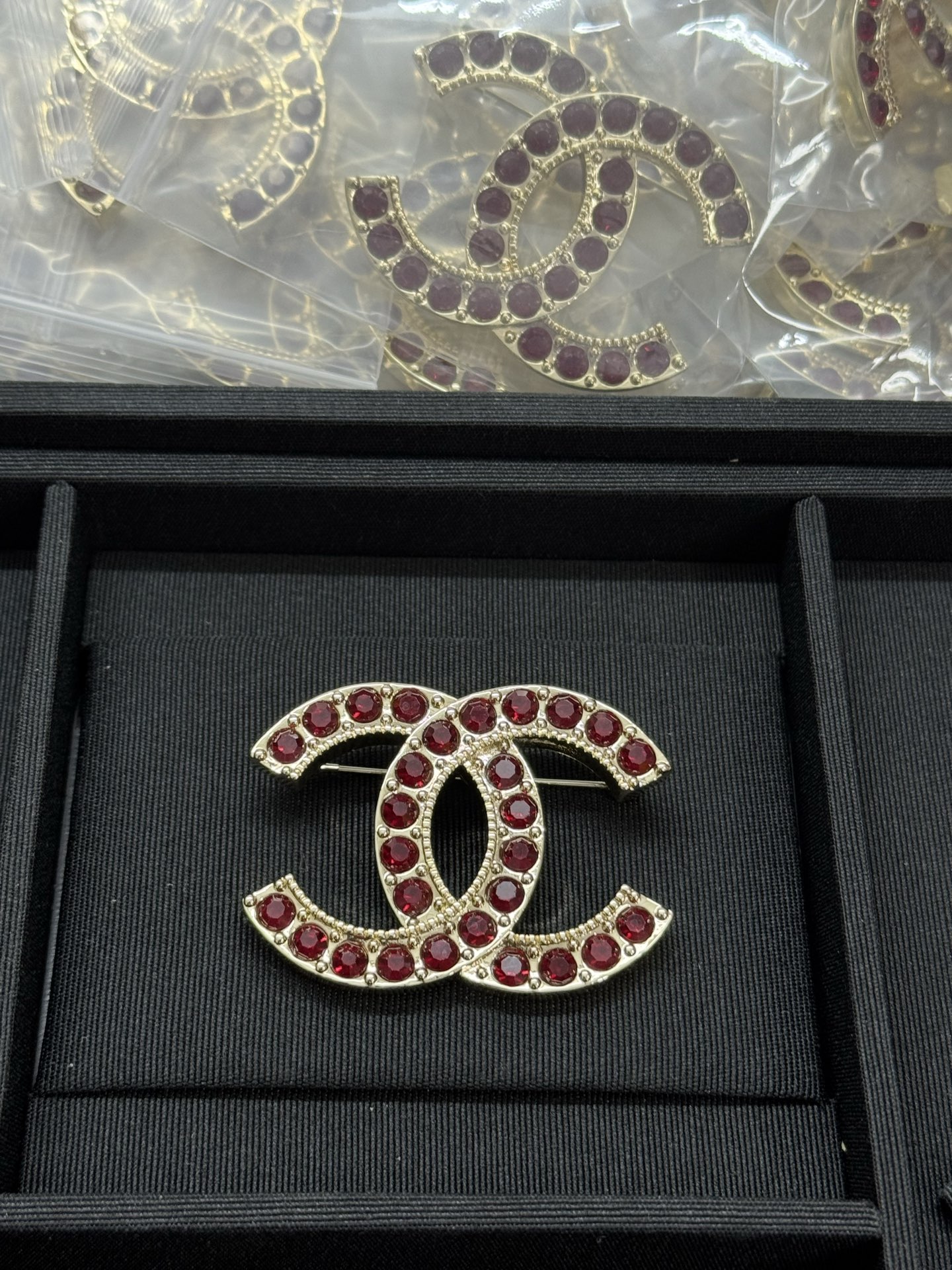NO:359907,Xiaoxiang new red big rhinestone brooch, Chanel brooch, chanel, brooch, breastpin19860909小香新款红色大水钻胸针,香奈儿胸针,chanel,brooch，breastpin,Jewelry