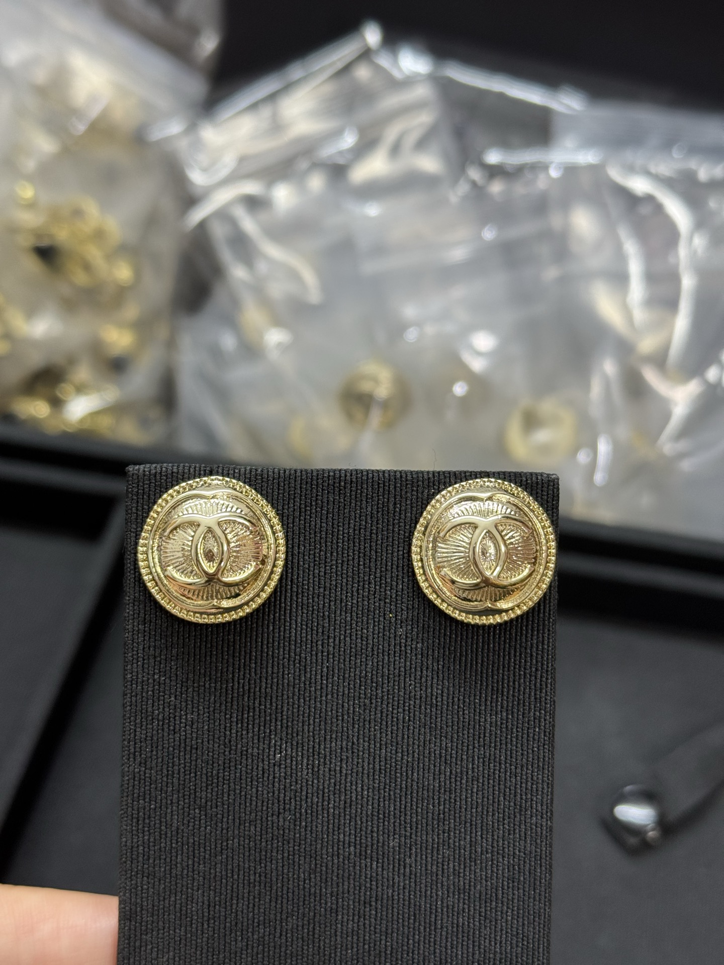 NO:359972,Xiaoxiang's new round gold medieval stud earrings, Chanel stud earrings, chanel19860909小香新款圆形金色中古耳钉,香奈儿耳钉,chanel,Jewelry