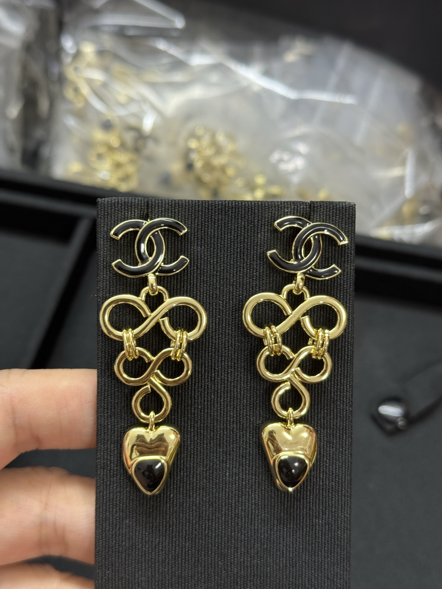 NO:359982,Xiaoxiang new double c black oil-drop special love heart ancient gold long earrings, Chanel earrings, chanel, earrings19860909小香新款双c黑色滴油异形爱心中古金色长款耳环,香奈儿耳钉,chanel,earrings,Jewelry