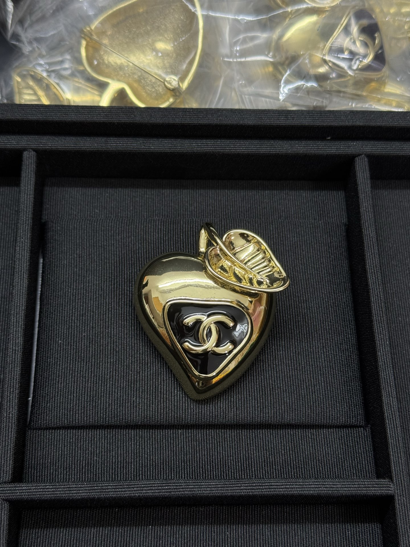 NO:360001,Xiaoxiang new golden leaves love black medieval brooch, Chanel brooch, chanel, brooch, breastpin19860909小香新款金色树叶爱心黑色中古胸针,香奈儿胸针,chanel,brooch，breastpin,Jewelry