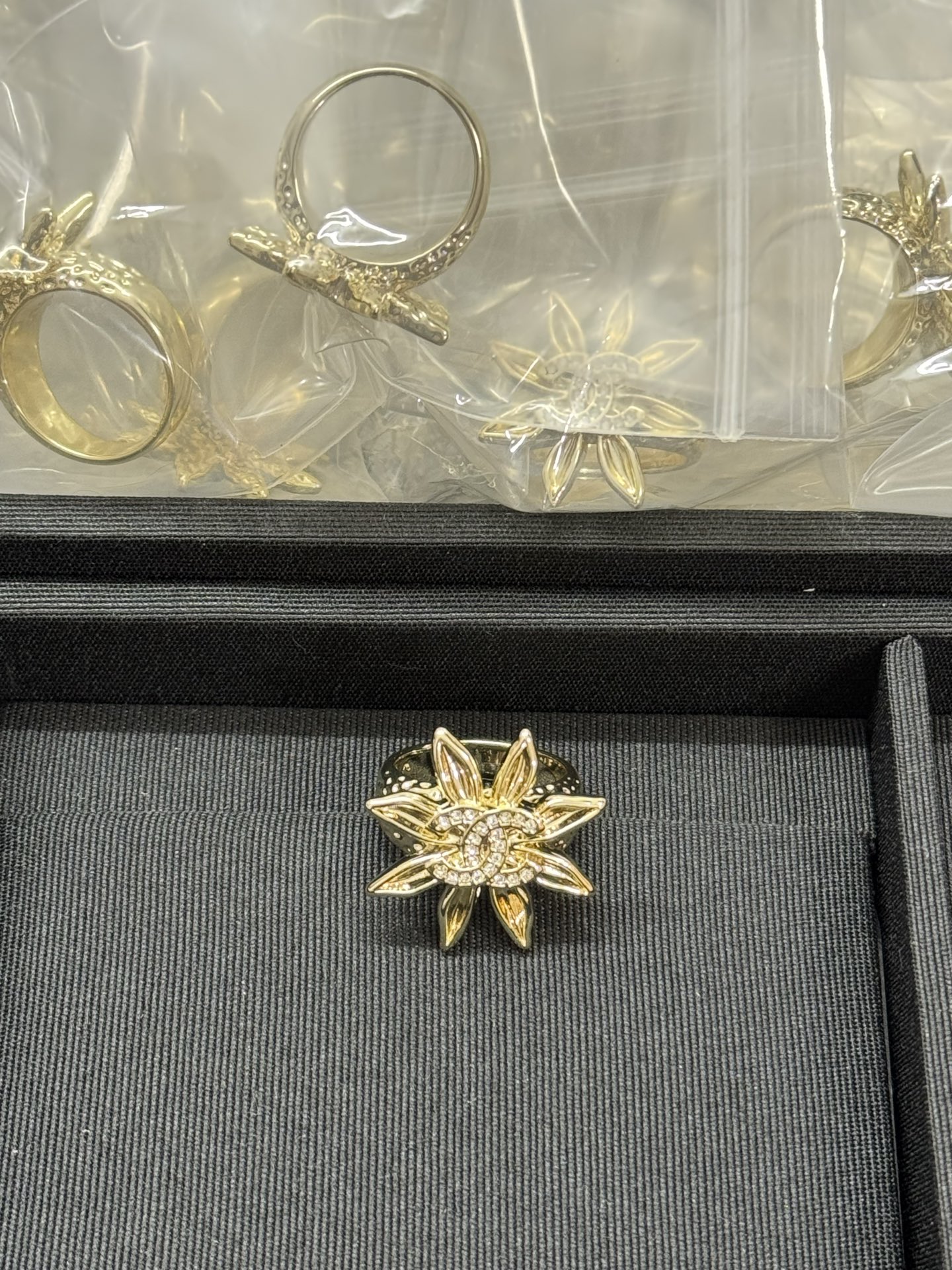 NO:360011,Xiaoxiang's new sunflower gold ring No. 678 three sizes, Chanel ring, chanel, ring19860909小香新款太阳花金色戒指 678号三个尺寸,香奈儿戒指,chanel,ring,Jewelry