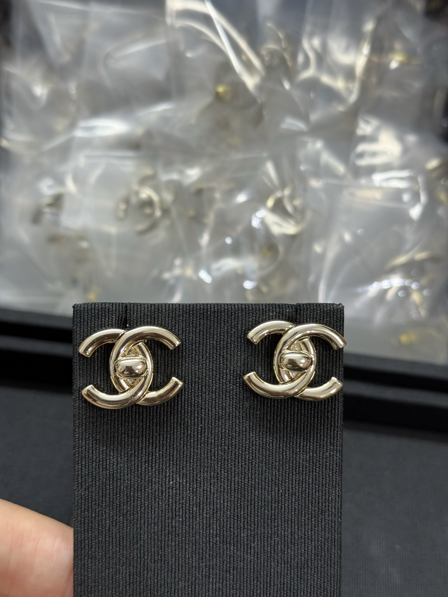 NO:360032,Xiaoxiang new golden glossy double C earrings, Chanel earrings, chanel19860909小香新款金色光面双c耳钉,香奈儿耳钉,chanel,Jewelry