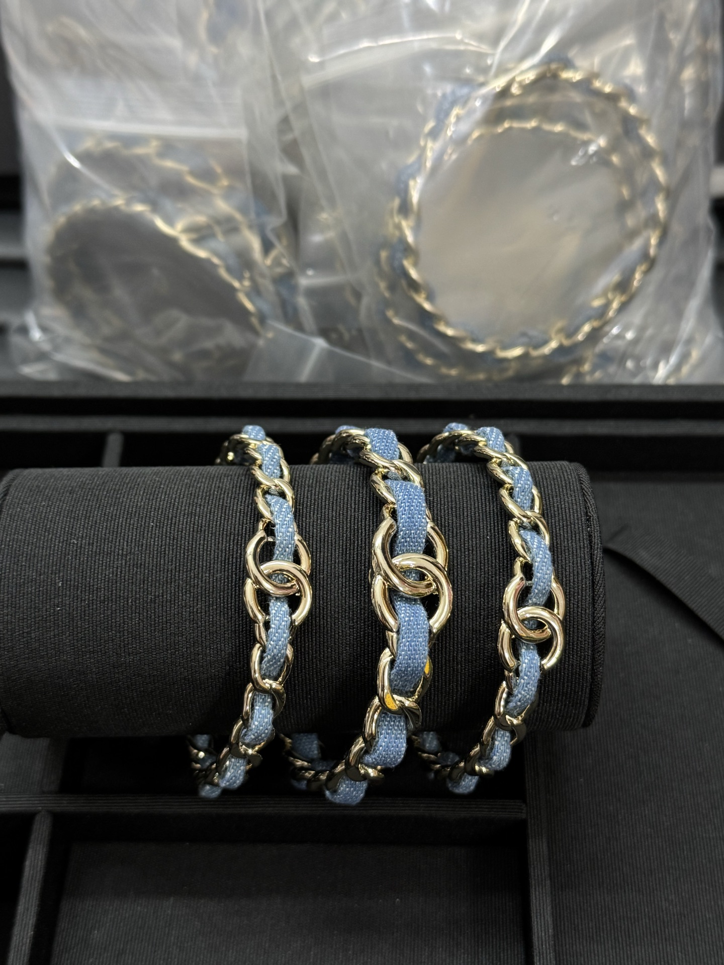 NO:360182,Xiaoxiang new heavy industry three-in-one denim bracelet, average size around 18, Chanel bracelet, chanel, bracelet19860909小香新款重工三合一牛仔手镯 均码18号左右,香奈儿手镯,chanel,bracelet,Jewelry