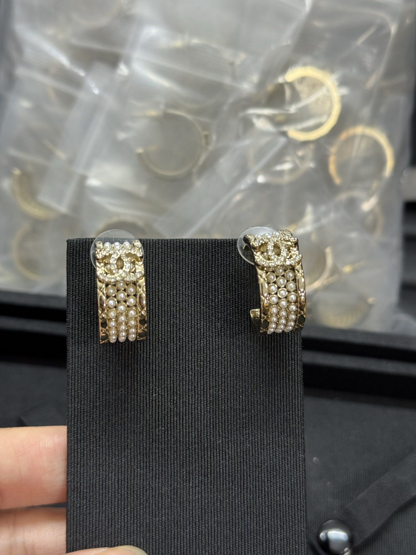 NO:360043,Xiaoxiang new diamond diamond-shaped pearl half circle ear hook, Chanel earrings, chanel19860909小香新款菱格纹满钻珍珠半圈耳钩,香奈儿耳钉,chanel,Jewelry
