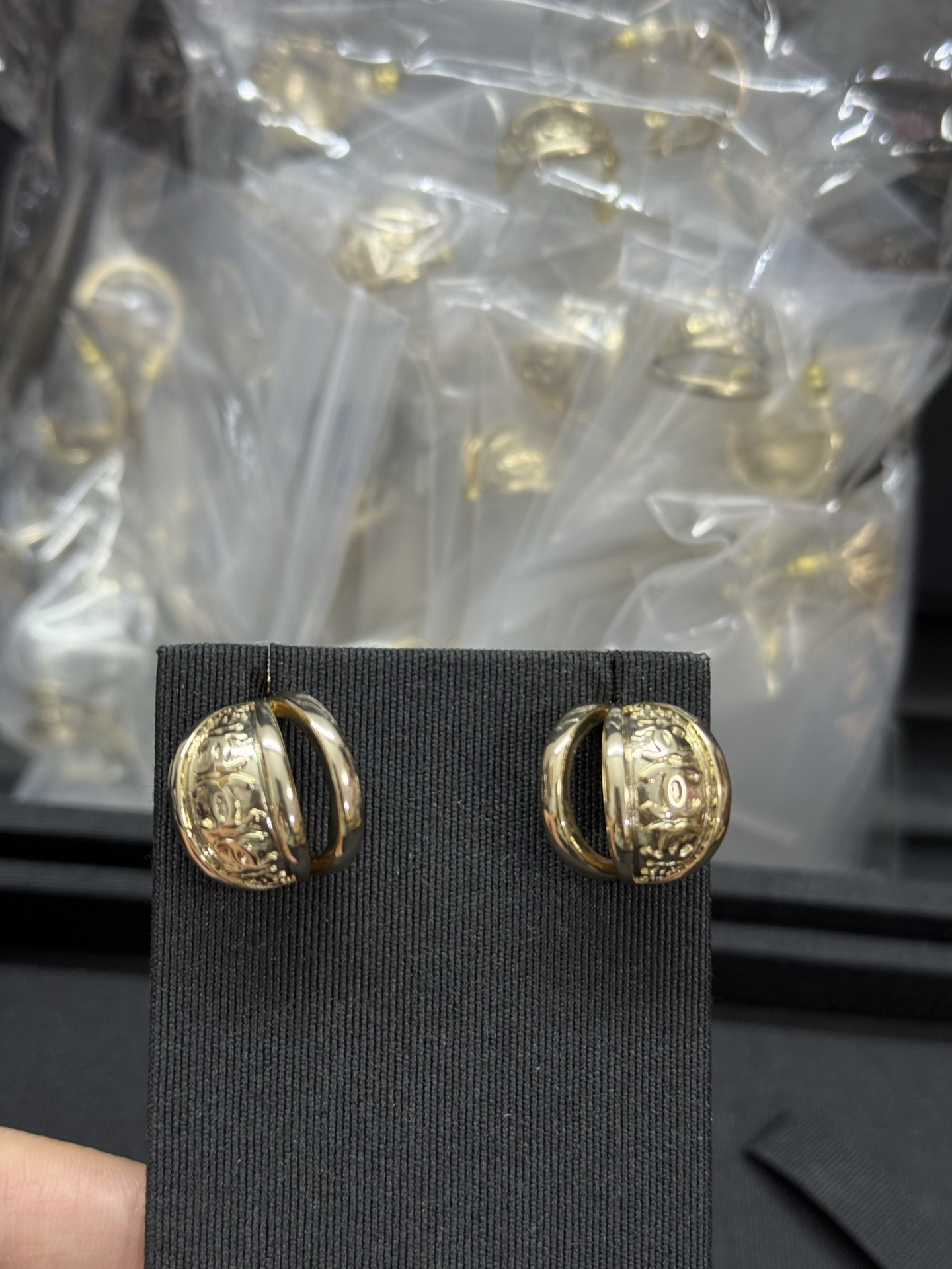 NO:360578,Xiaoxiang new embossed double C medieval style earrings, Chanel earrings, chanel19860909小香新款浮雕双c中古风耳钉,香奈儿耳钉,chanel,Jewelry
