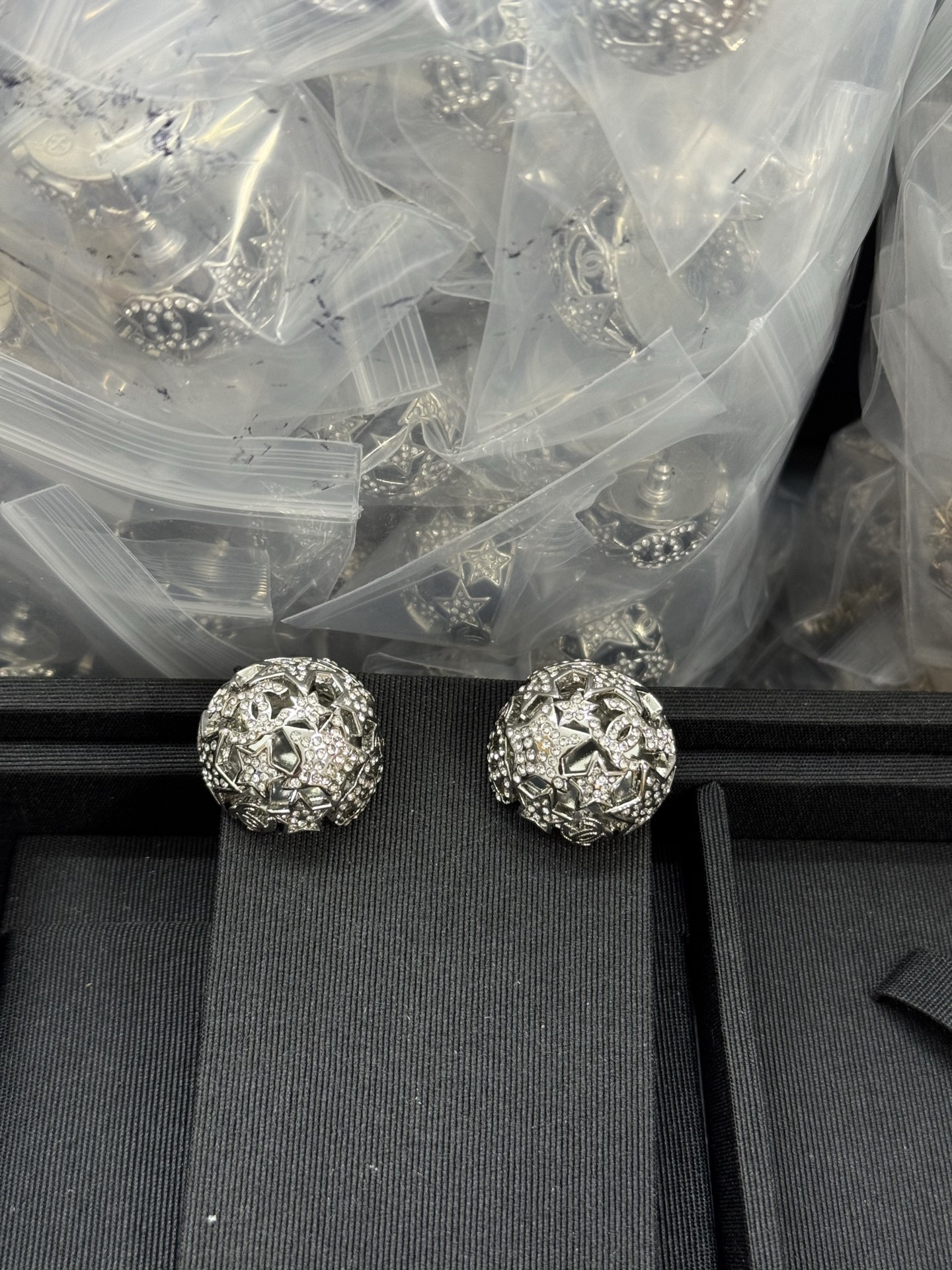 NO:360561,Xiaoxiang's new five-pointed star double c ball hollow full-diamond earrings, Chanel earrings, chanel19860909小香新款五角星双c圆球镂空满钻耳钉,香奈儿耳钉,chanel,Jewelry